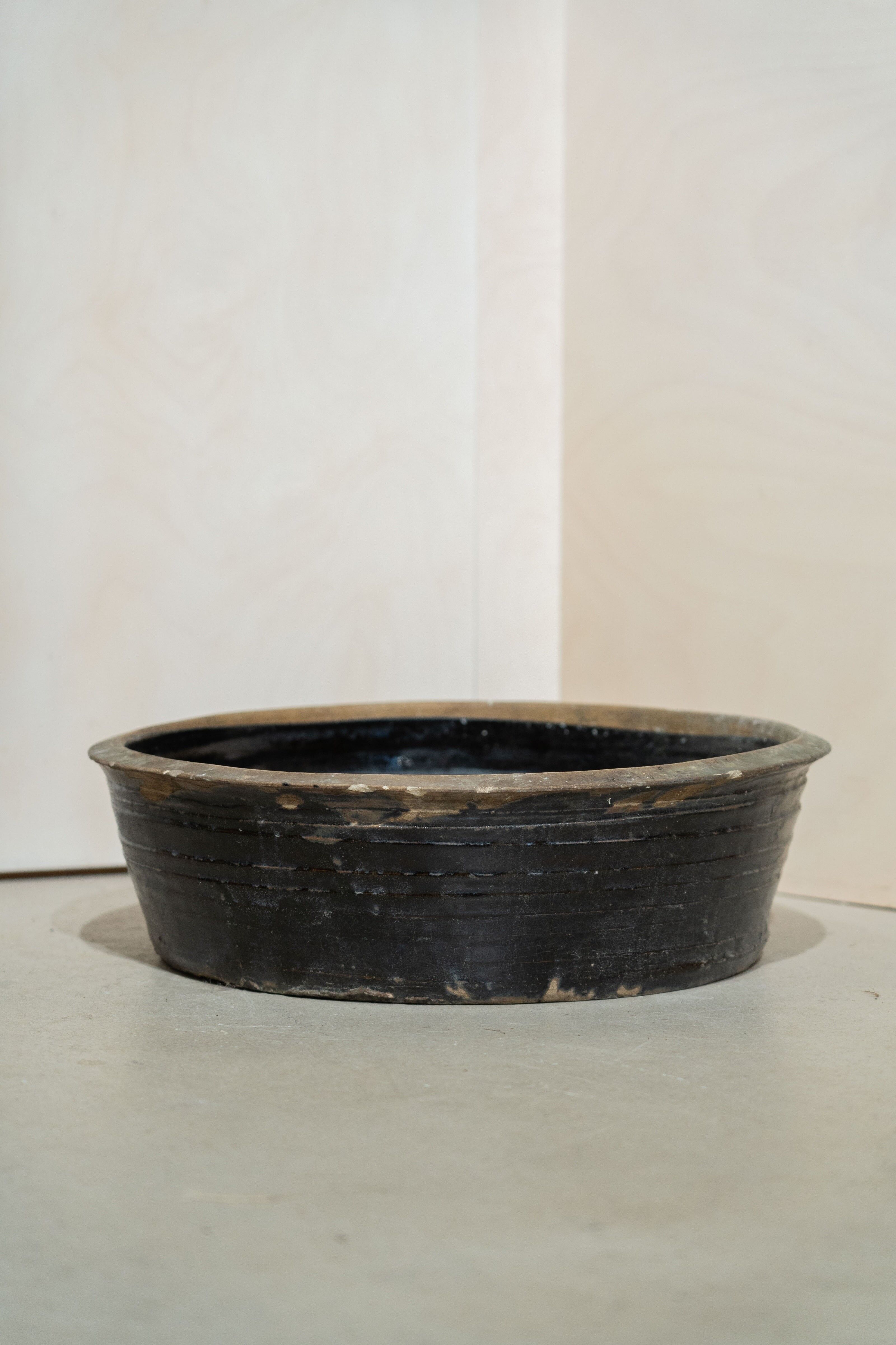 Bols asiatiques noirs bas et anciens