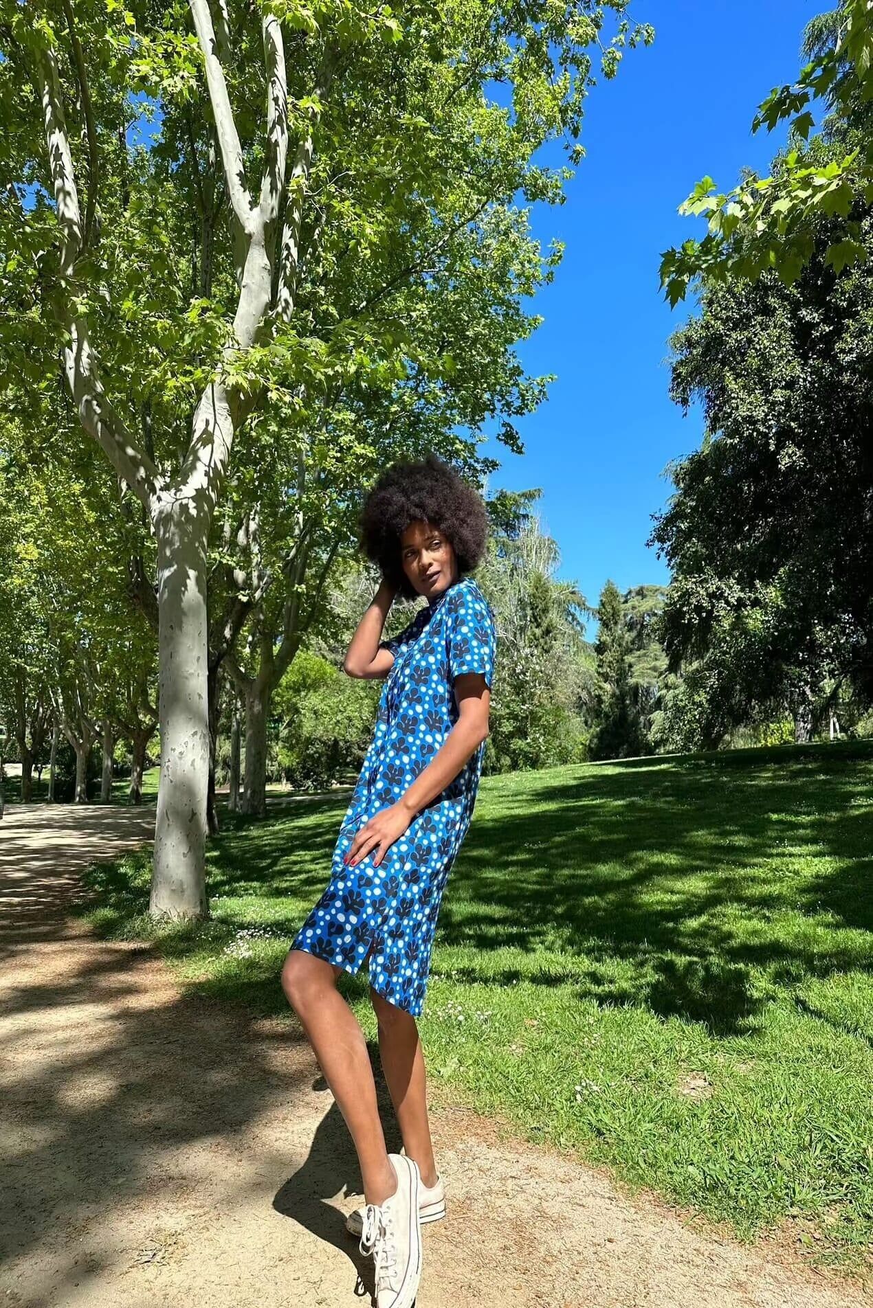 Kurzes marineblaues Kleid