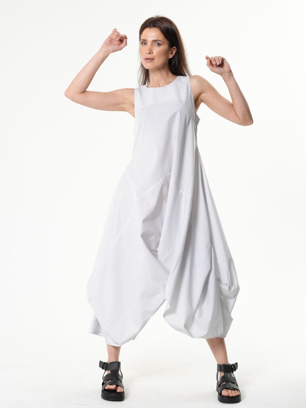 Abito asimmetrico a righe senza maniche