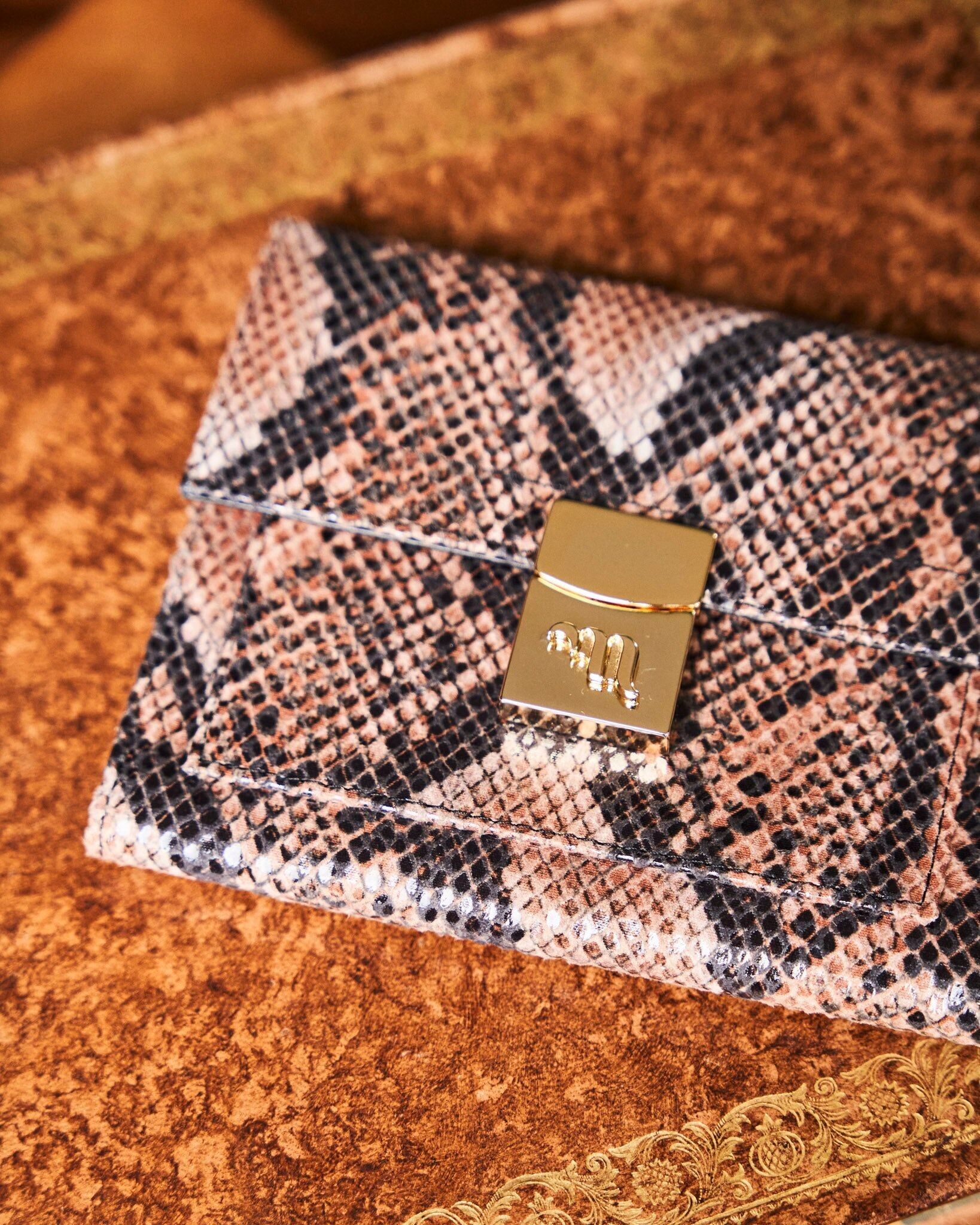 Ficción de serpientes