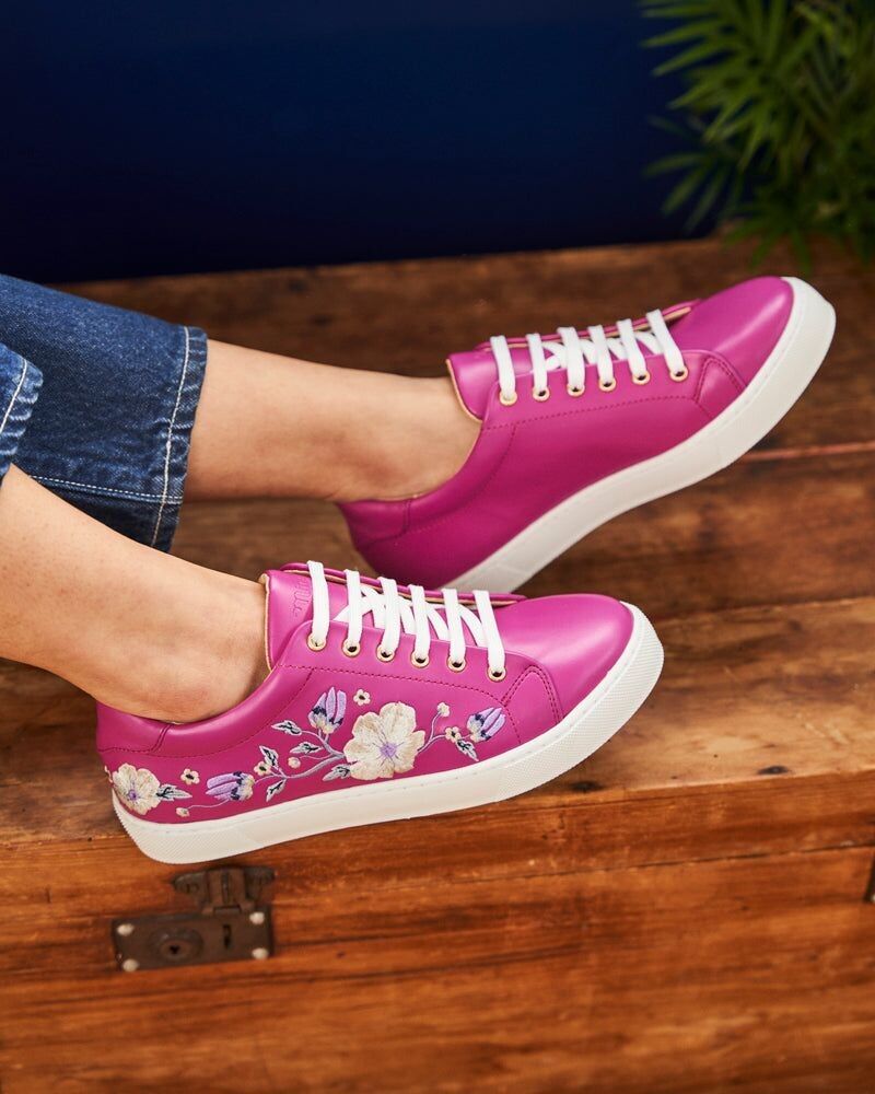 Volteggia l'ortensia del giardino di rose