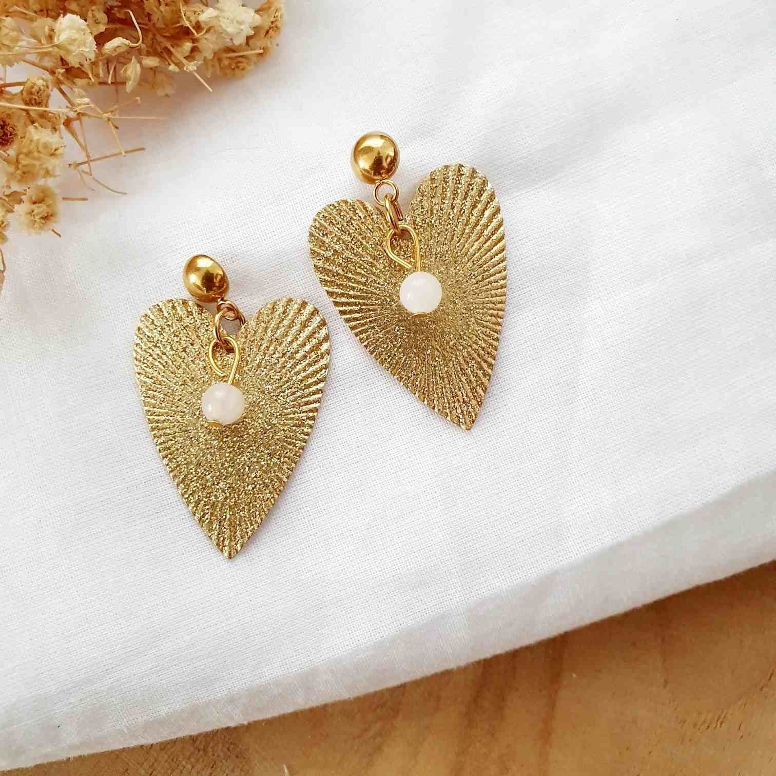 Grandi orecchini pendenti con cuore e perle naturali