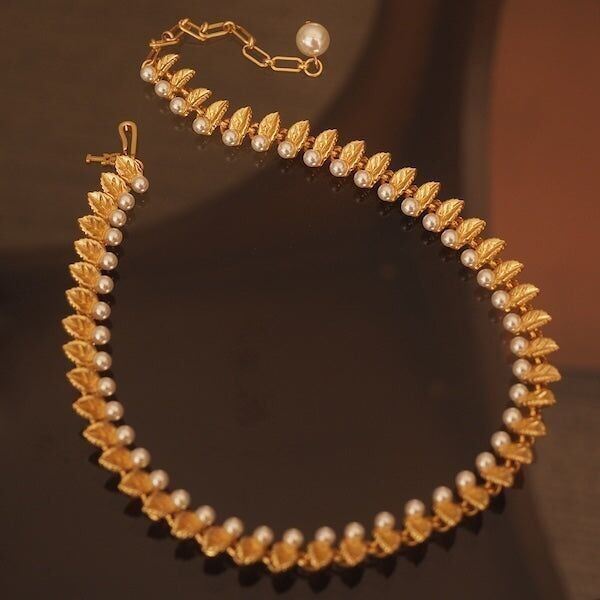 Vintage Perlenkette mit goldenen Blättern