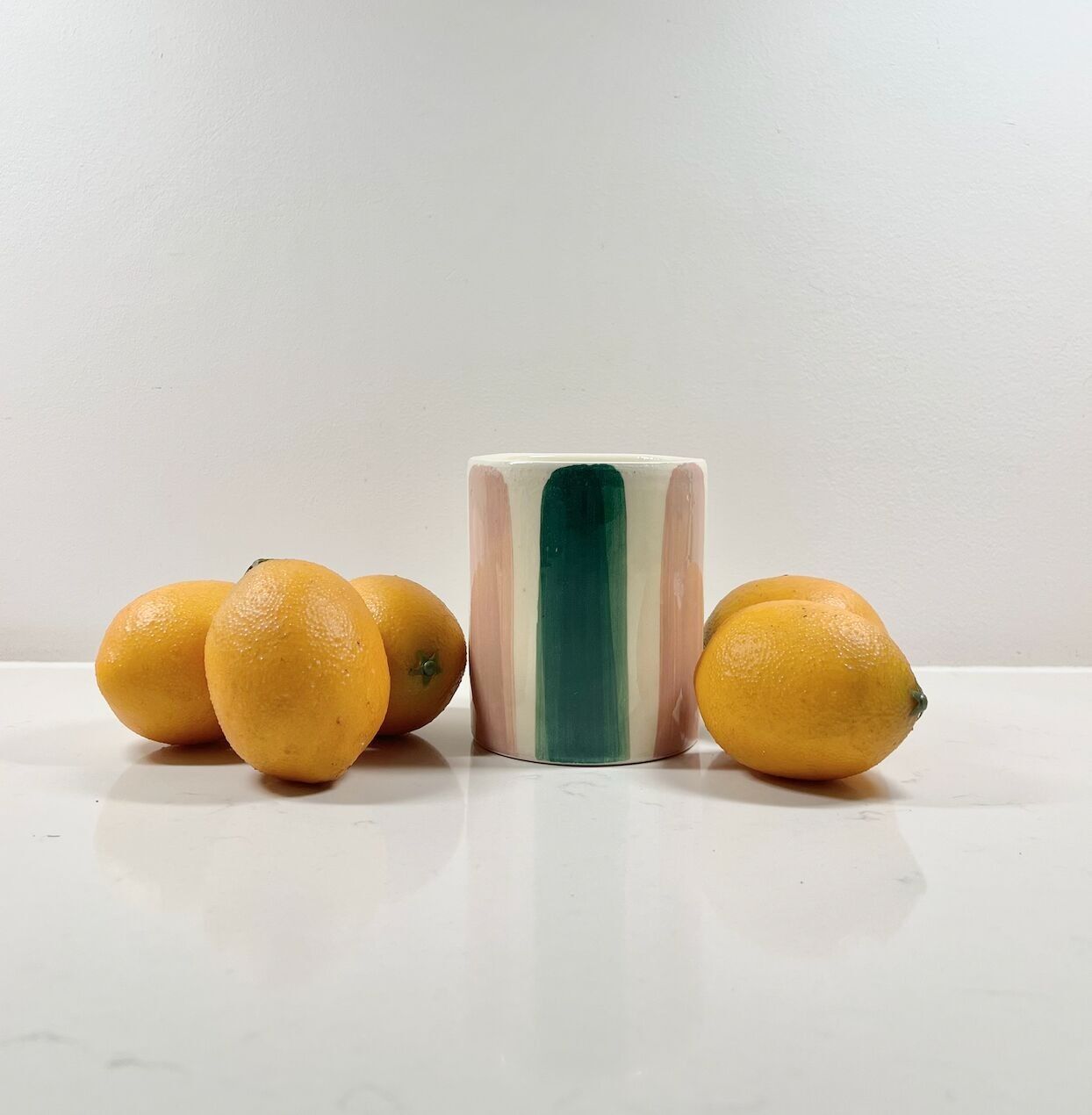 Enamelled ceramic candle with pink grapefruit and vanilla scent