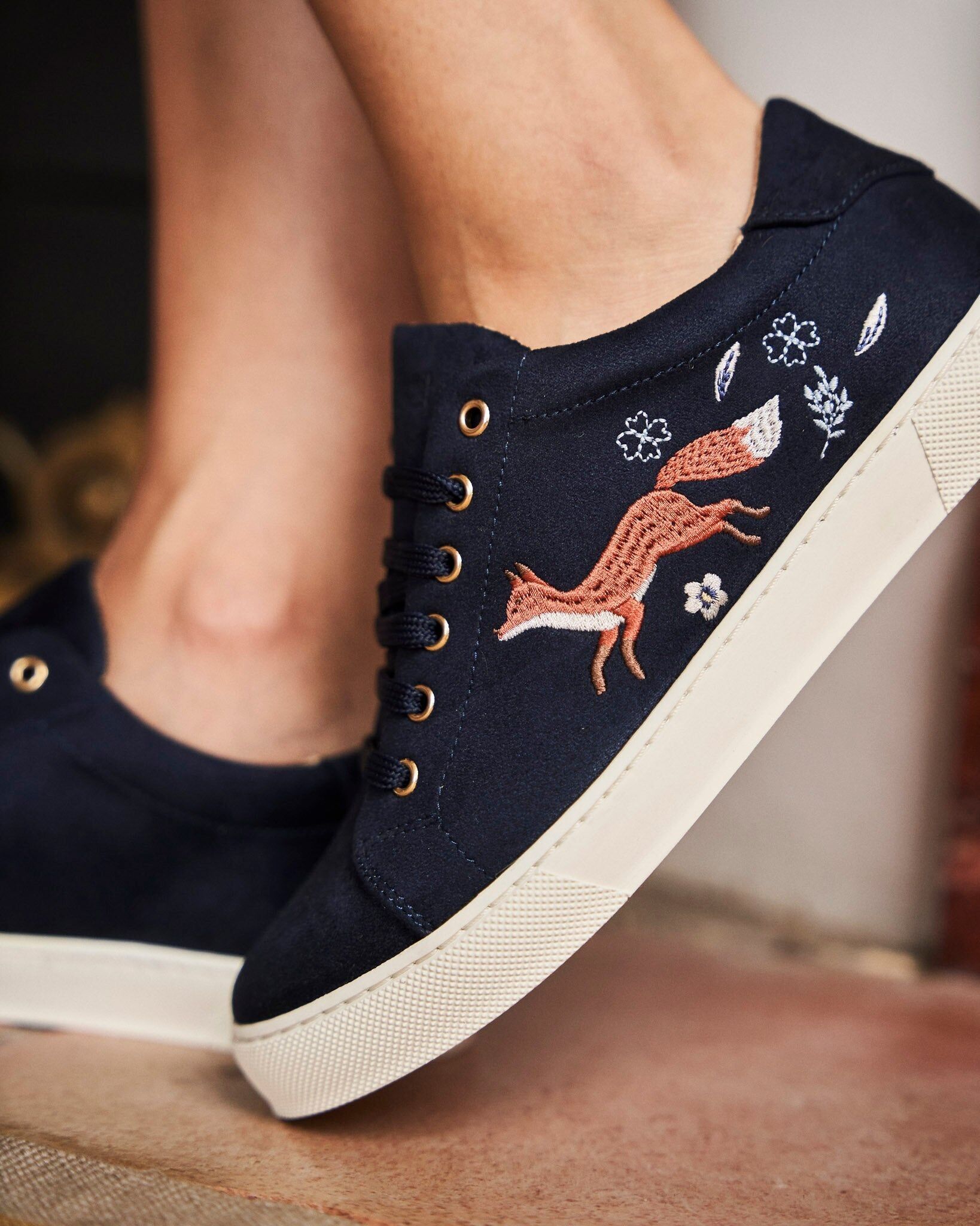 La volpe blu volteggia