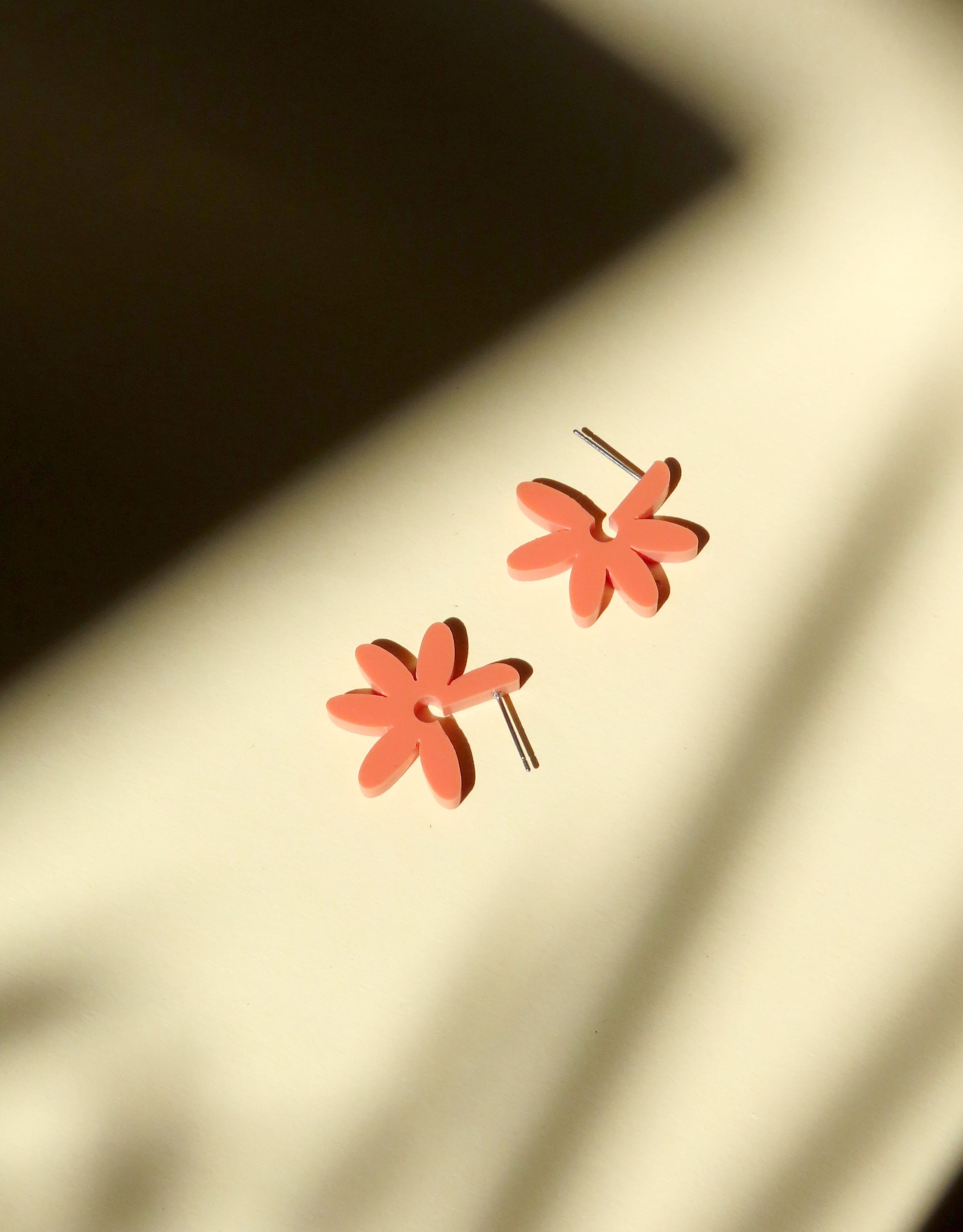 Orecchini a cerchio Fiore realizzato in acrilico e acciaio inossidabile in pesca