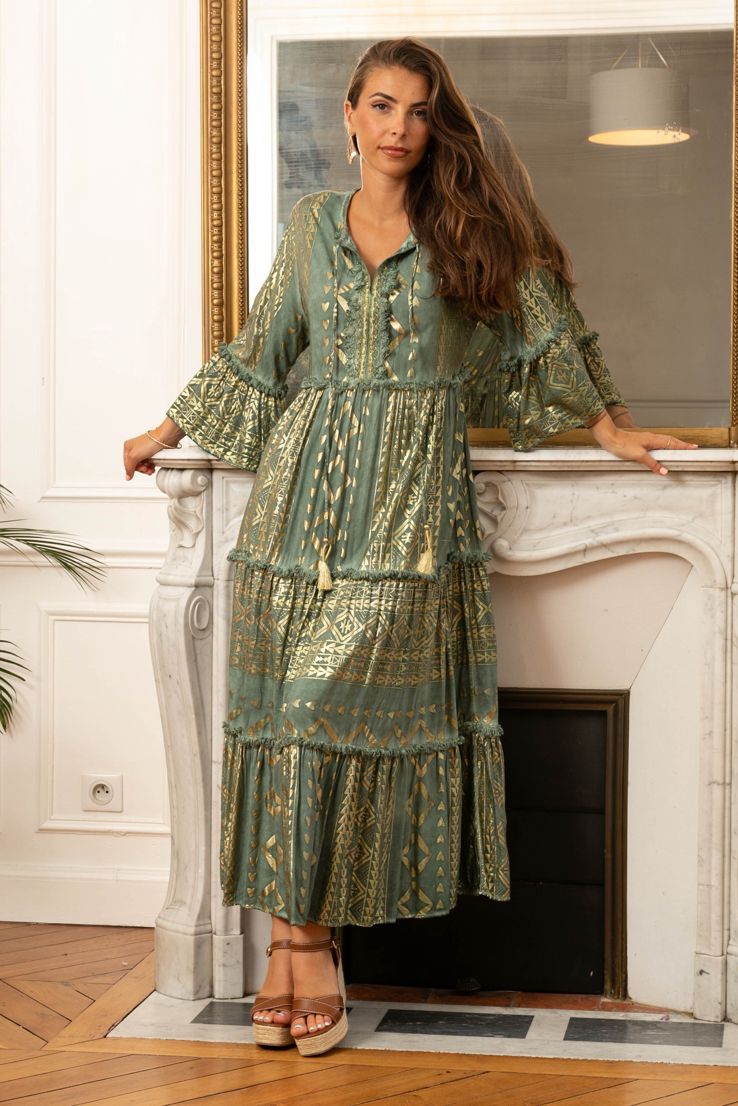 Abito lungo a balze, con motivo geometrico oro