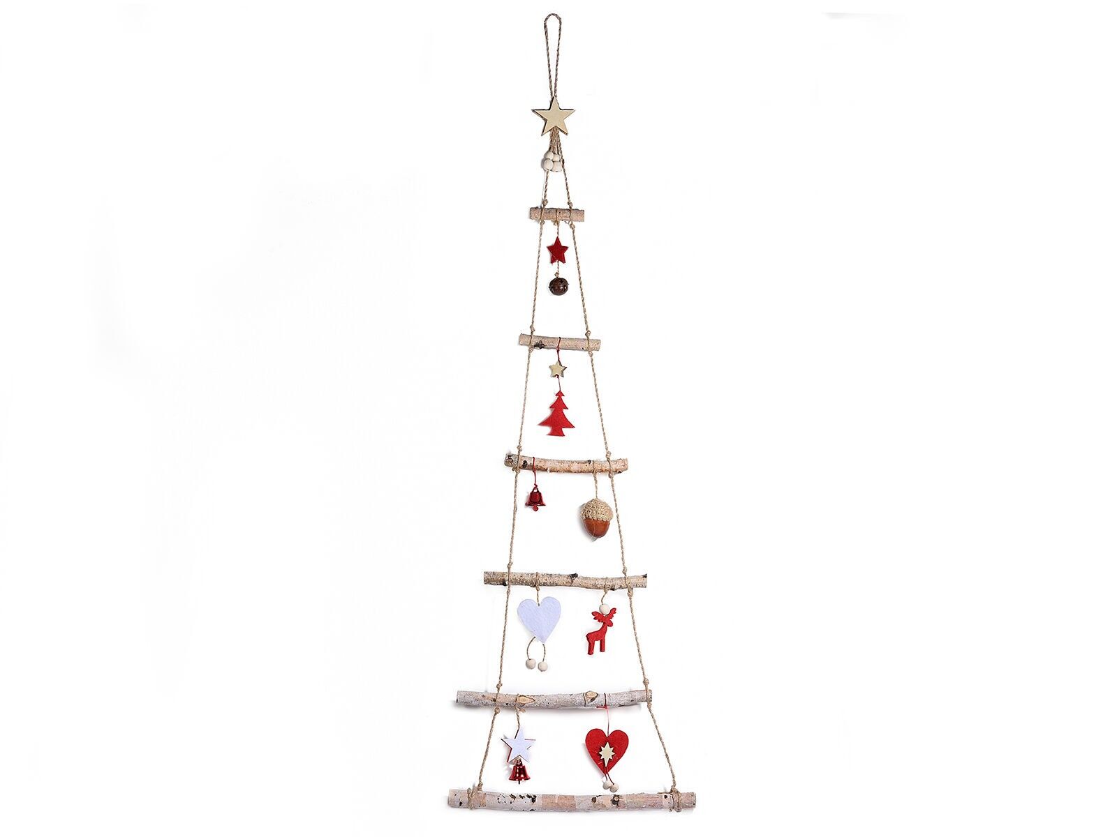 Alberi di Natale da appendere con rami di betulla e decorazioni