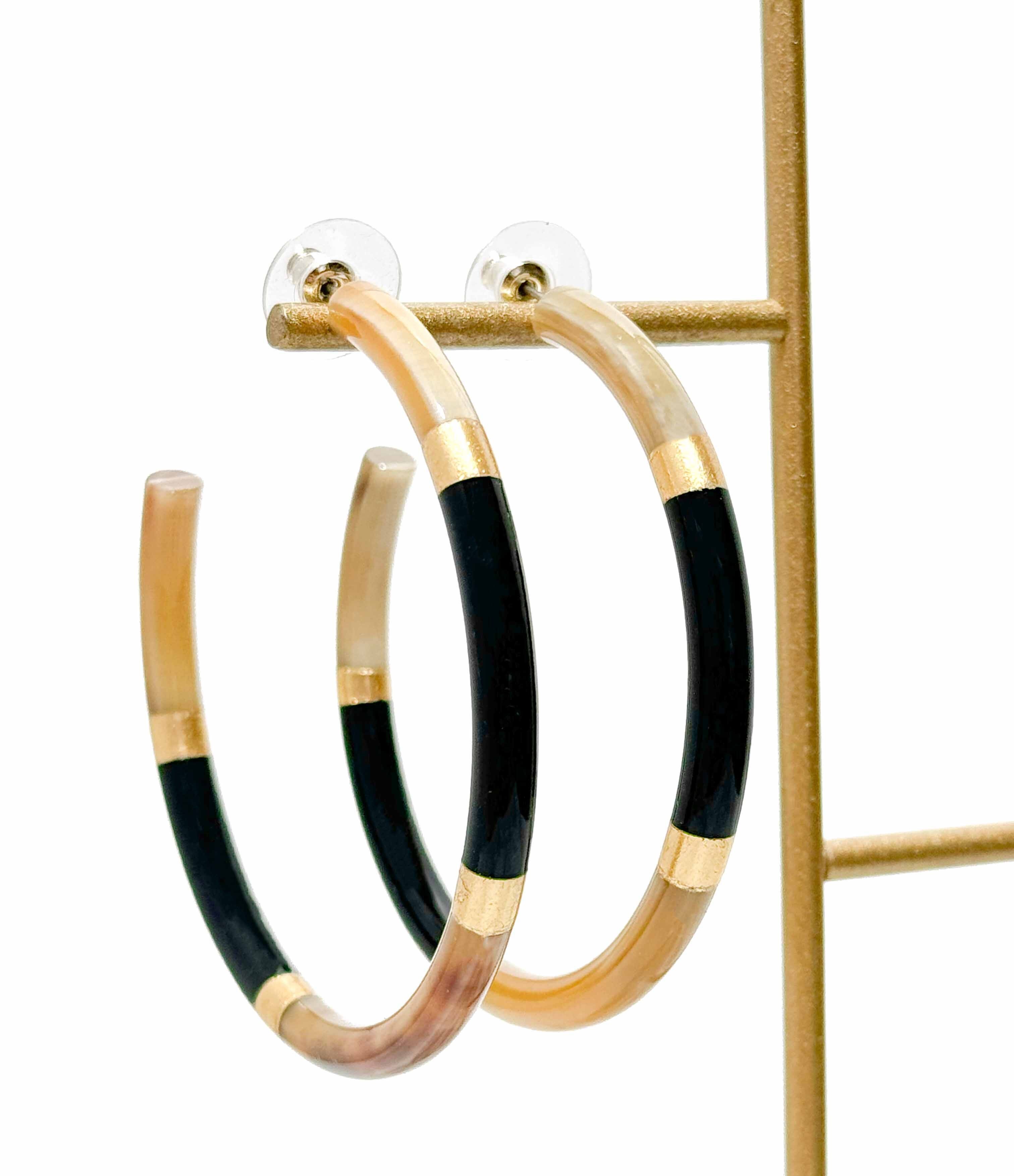 Kreolen aus farbigem Naturhorn und Blattgold – Schwarz