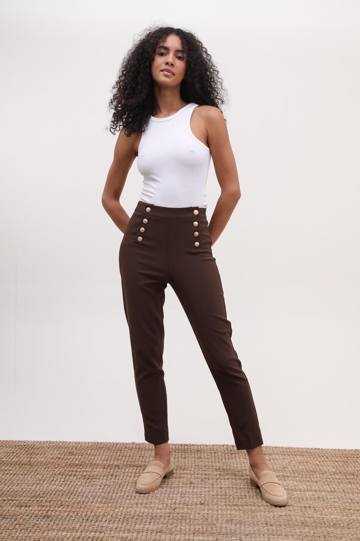 Pantaloni con bottoni P104