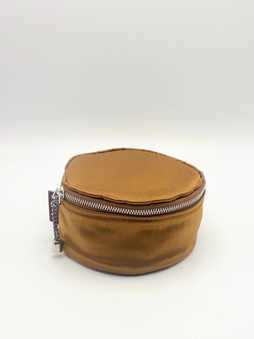 RUNDE SCHMUCKTASCHE MIT REISSVERSCHLUSS, Crinkle Braun/Oliv