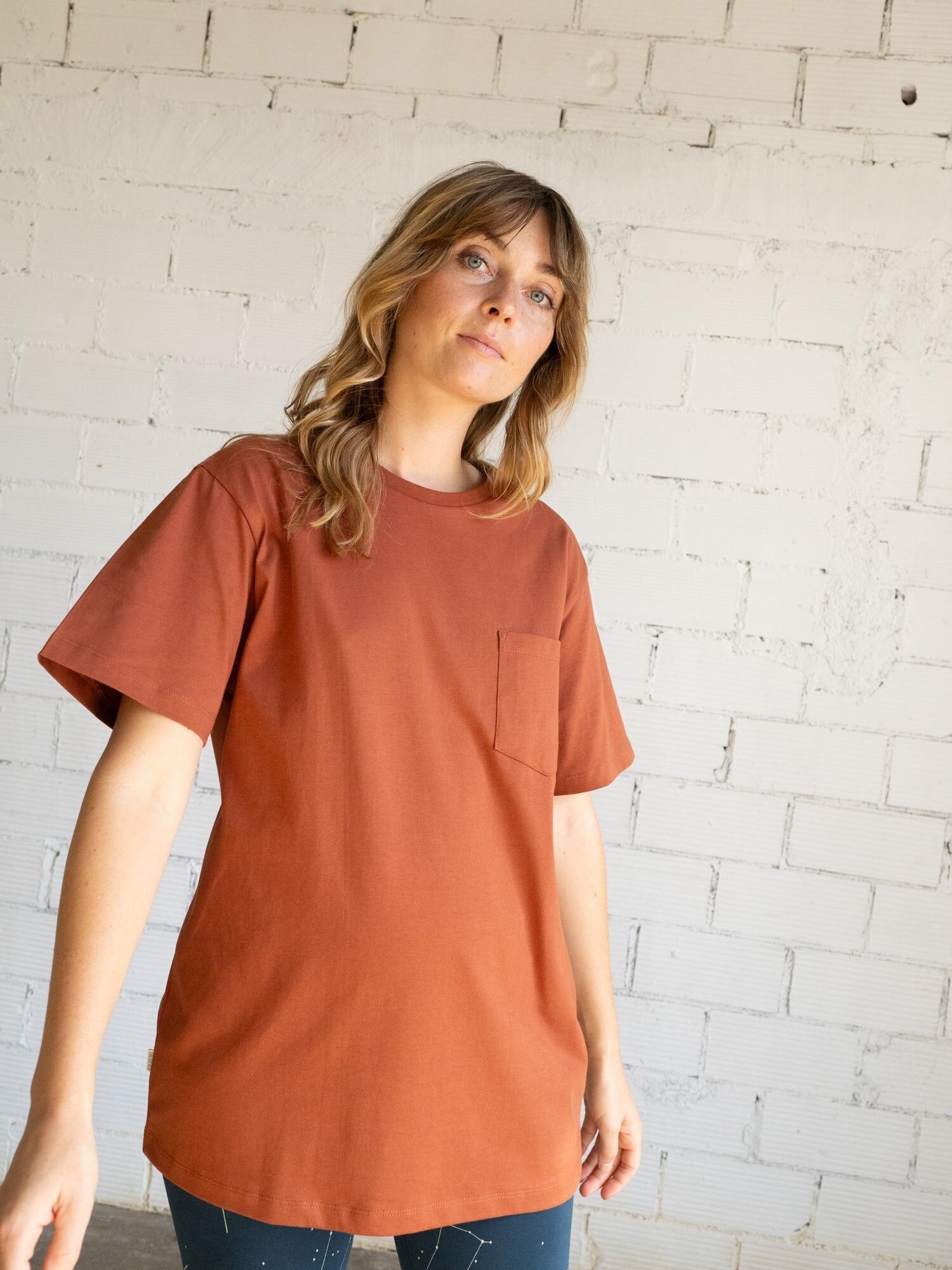 Giulia Unisex-T-Shirt mit Tasche Marsrot