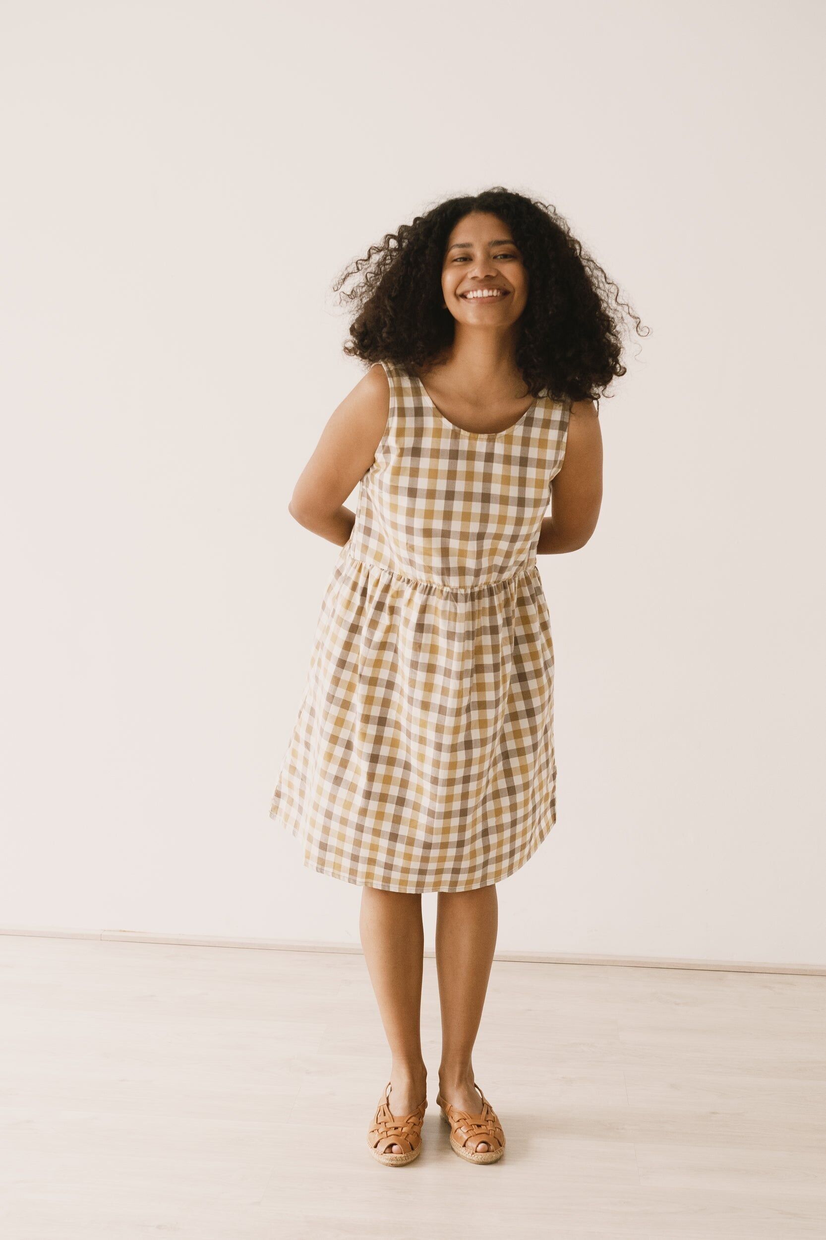 Haselnussbraunes Trägerkleid mit Vichy-Print