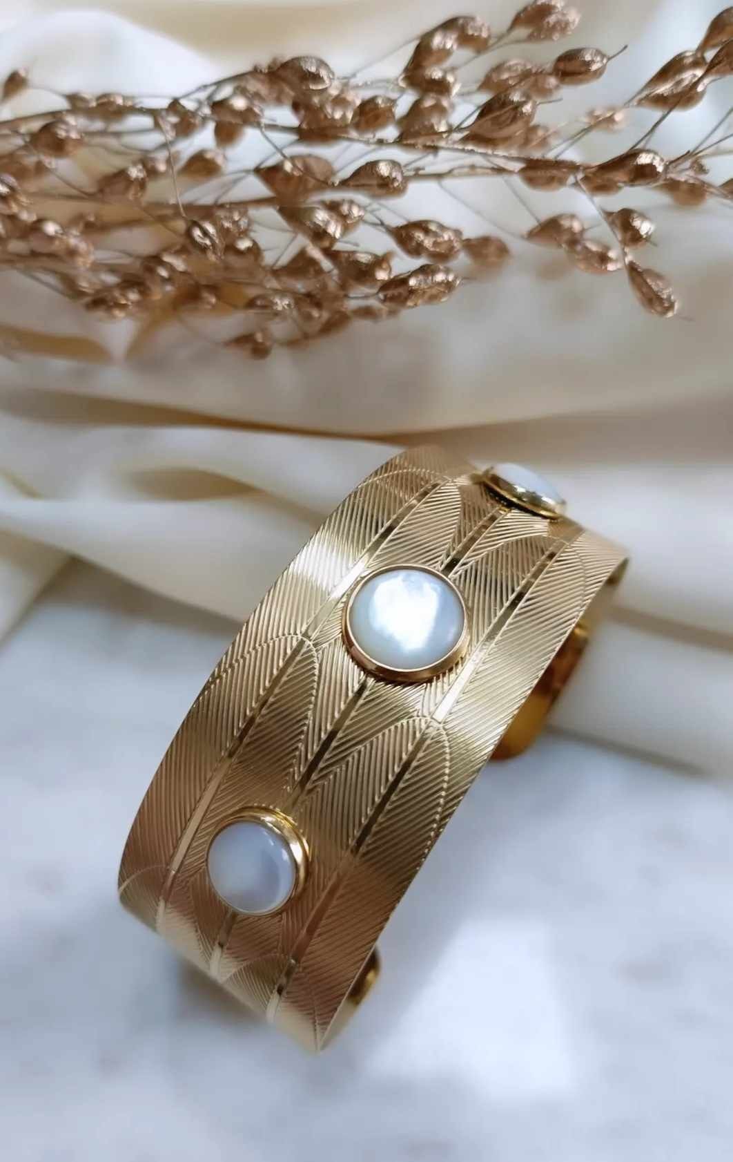 Armreif aus Edelstahl und Perlmuttstein – Sandy