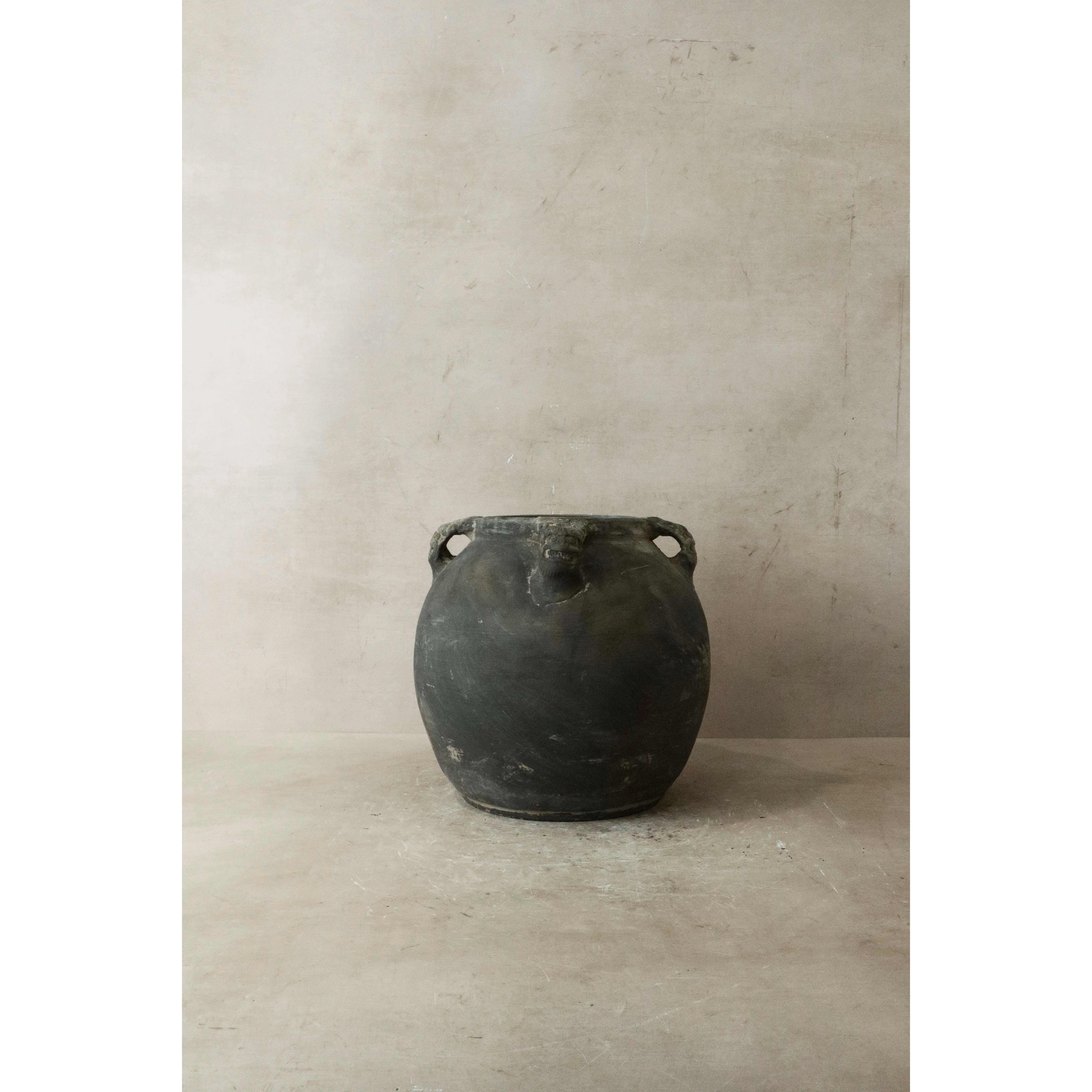 Vintage Lion Ears Dark Pot - De4.3