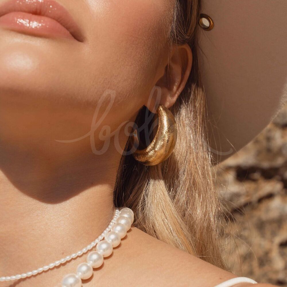 Tara-Creolen – dicke Mondsichel mit gebürstetem Effekt, 4 cm