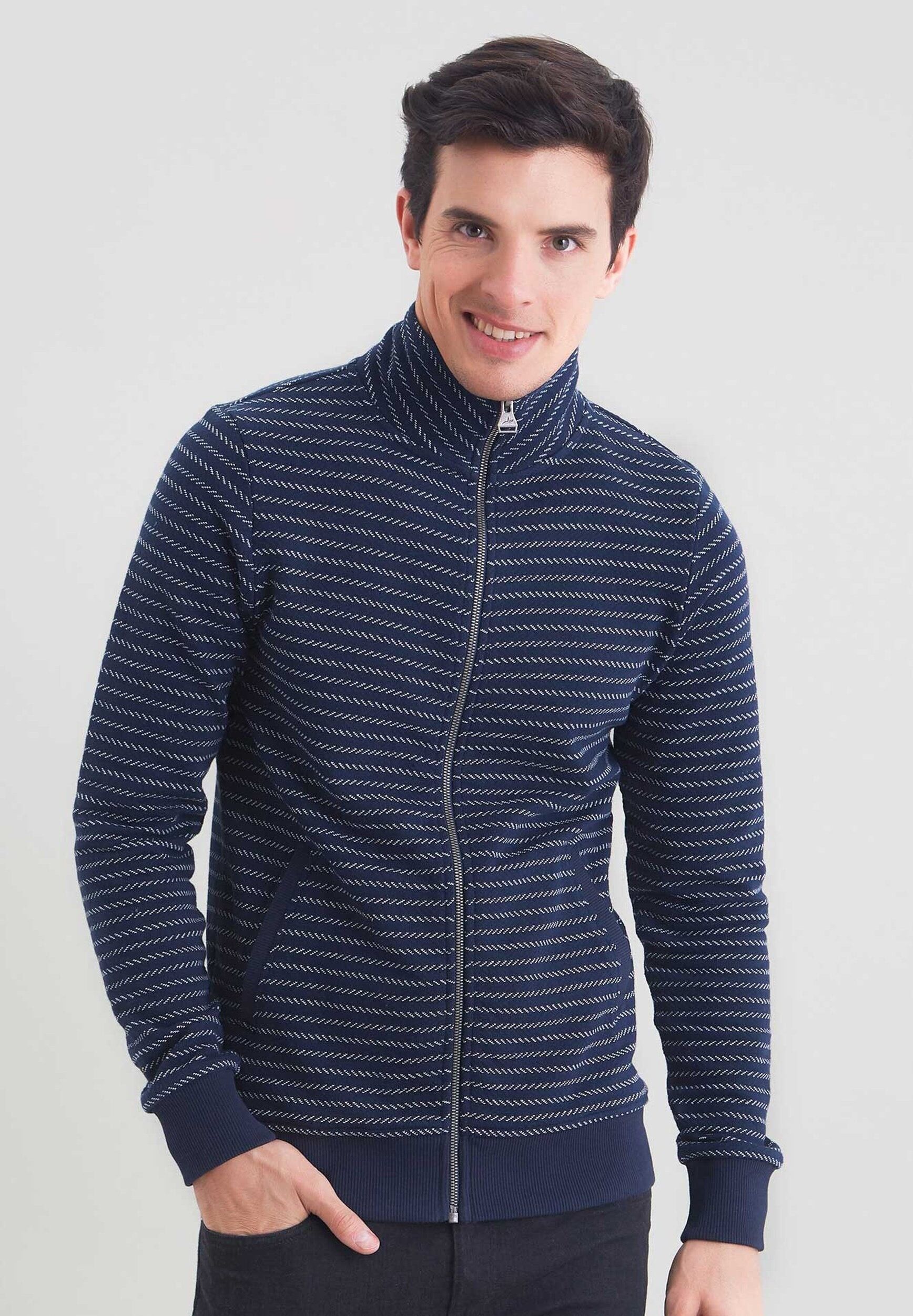 Giacca in felpa a righe realizzata in cotone biologico con colletto rialzato