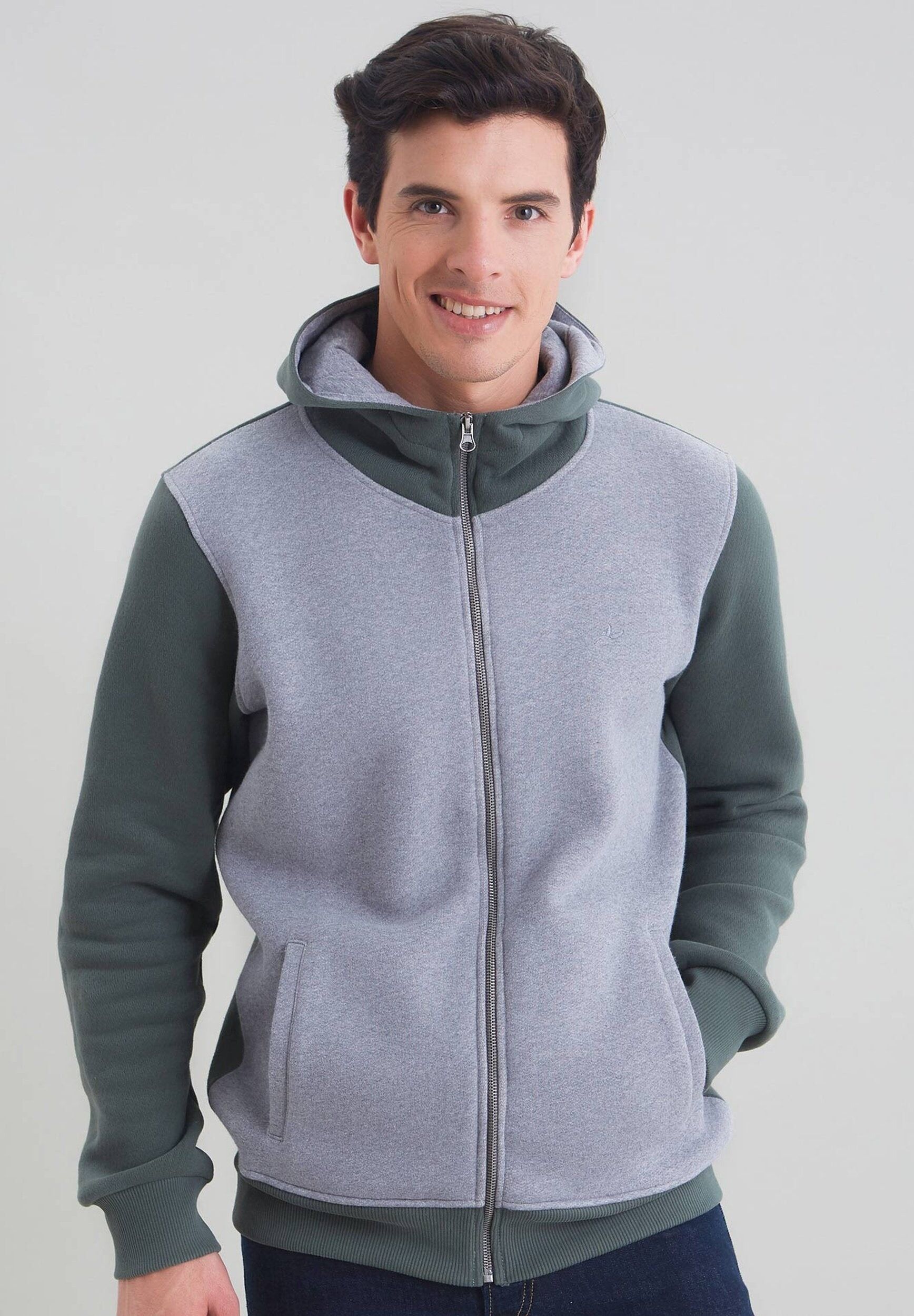 Felpa con cappuccio realizzata in cotone biologico con cappuccio sulle maniche a contrasto