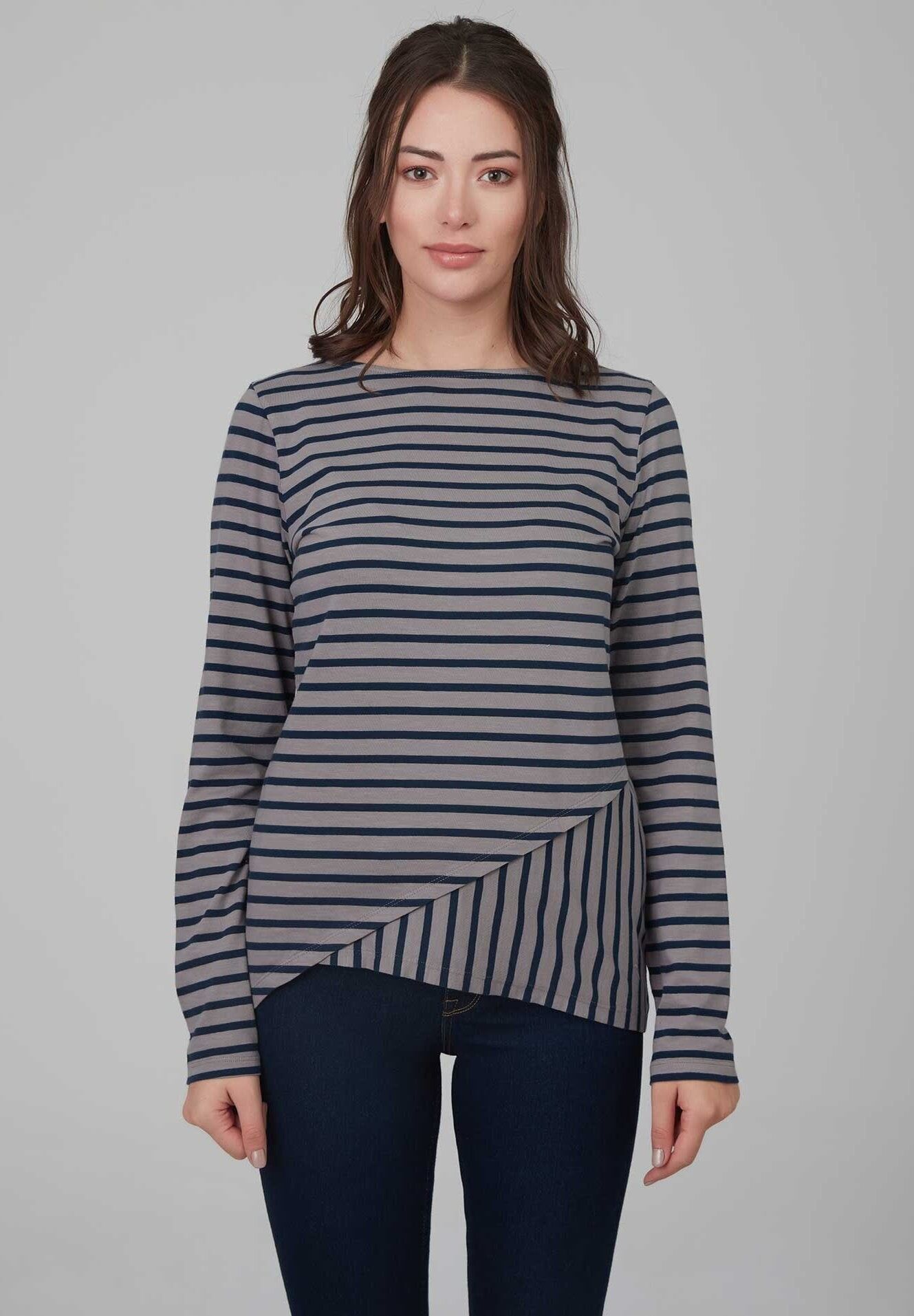 Camicia a maniche lunghe a righe realizzata in cotone biologico con orlo asimmetrico