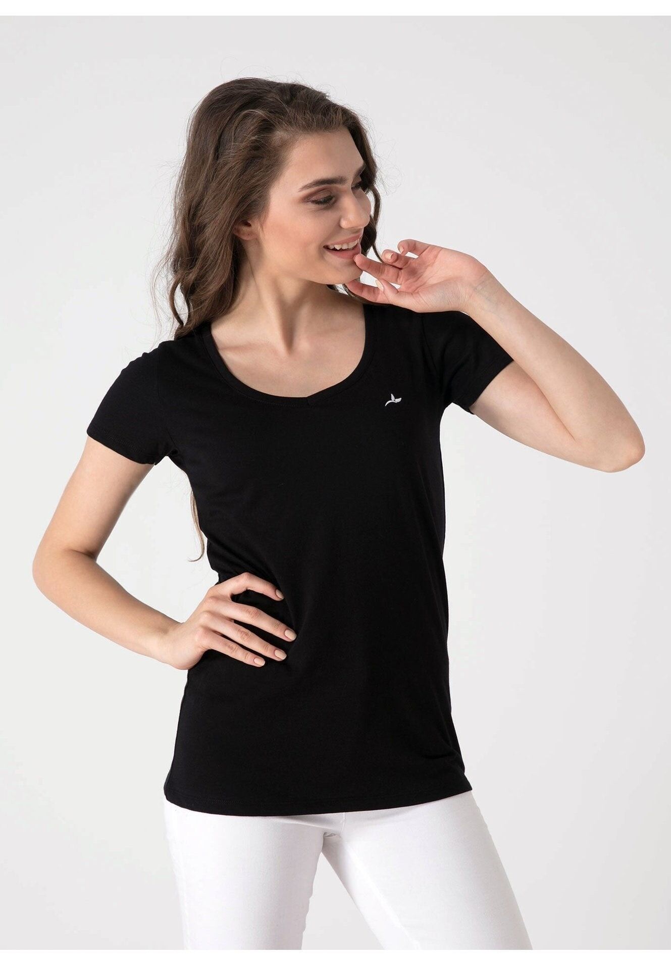 T-shirt basic in cotone biologico con scollo a V