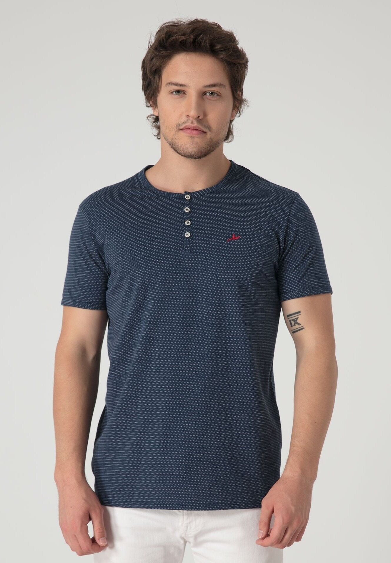 T-shirt girocollo con bottone realizzata in cotone biologico