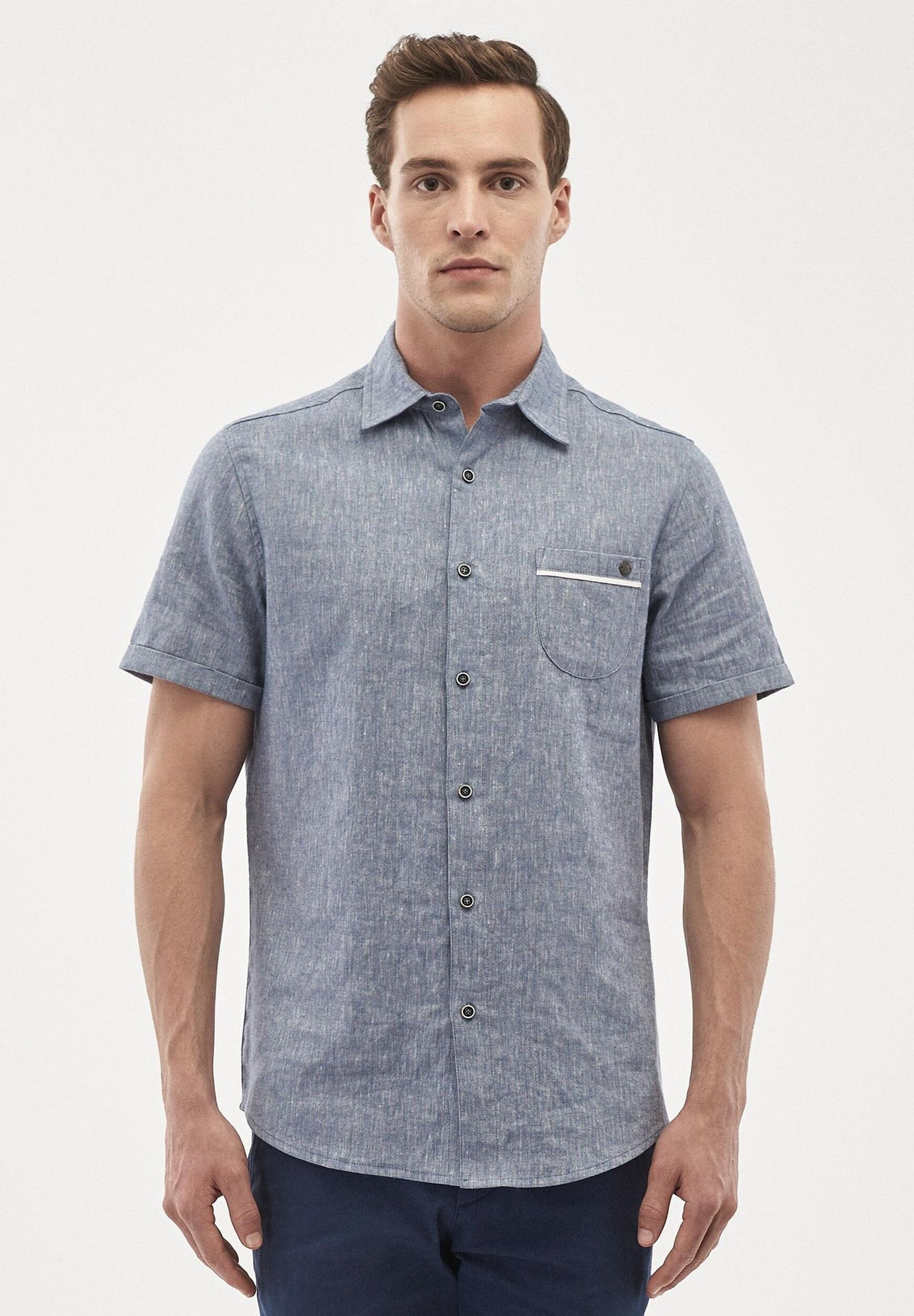 Camicia a maniche corte realizzata in misto lino dall'aspetto denim