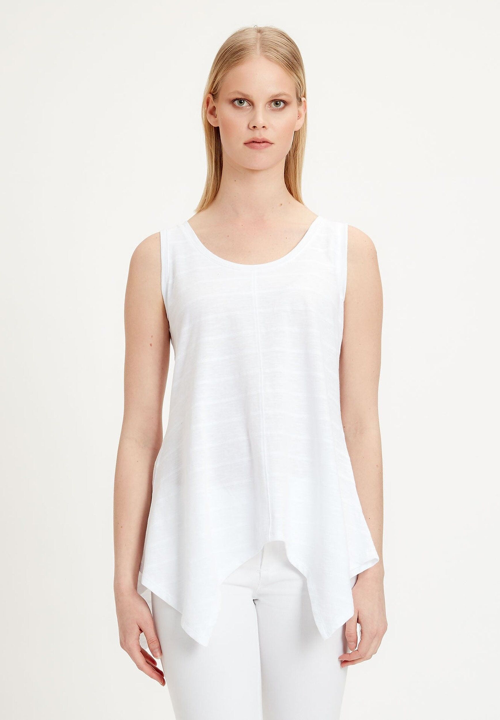 Canotta realizzata in cotone biologico con orlo asimmetrico