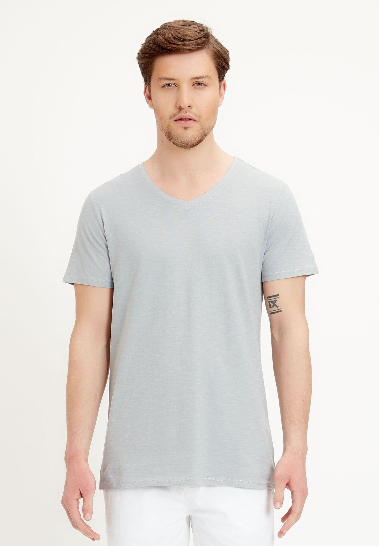 T-shirt basic in cotone biologico con scollo a V