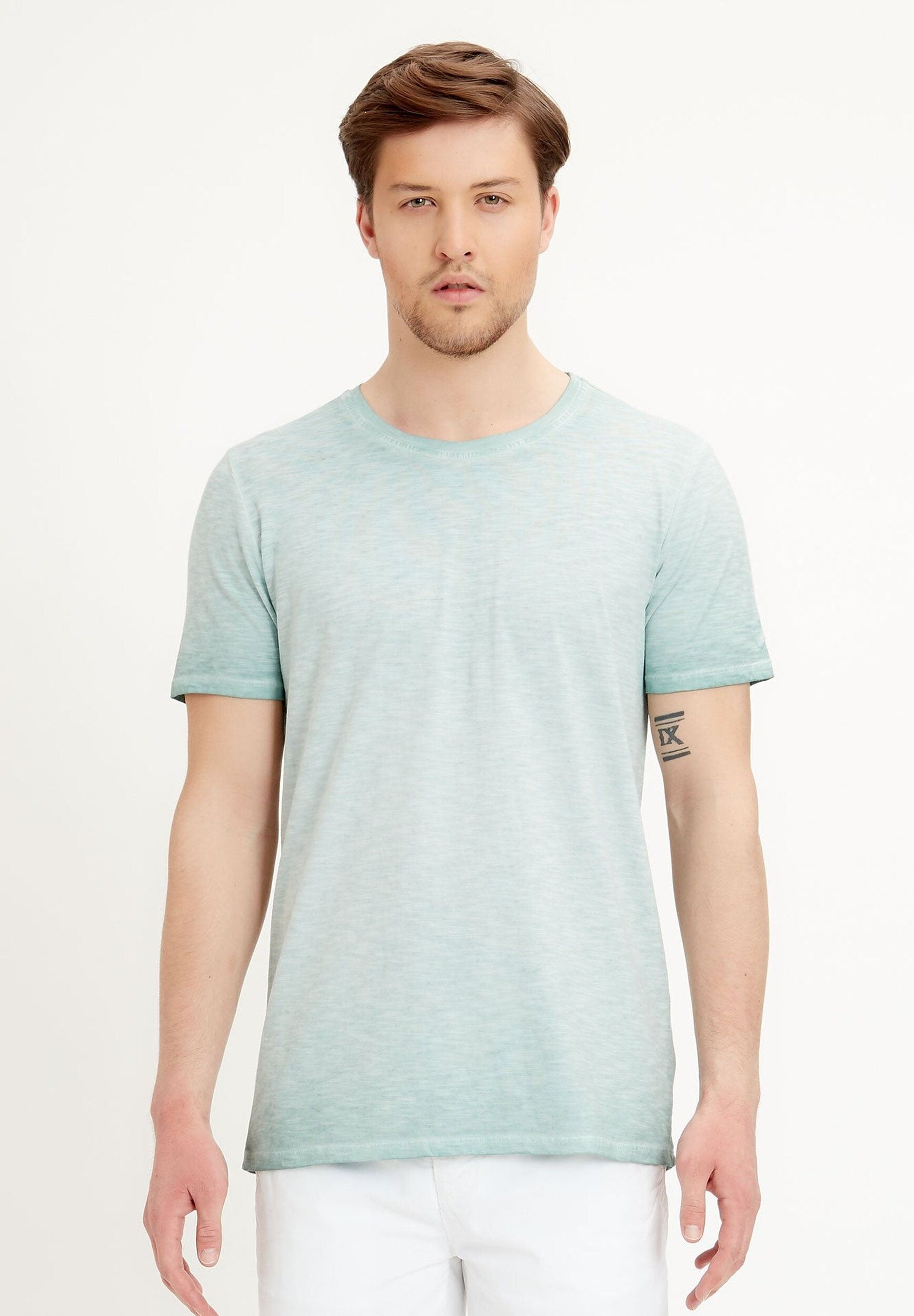 T-shirt tinta in capo realizzata in cotone biologico