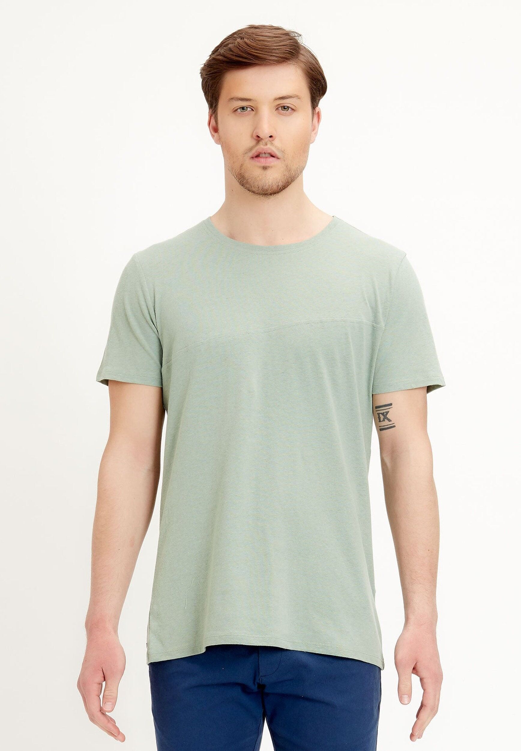 T-shirt realizzata in misto lino-cotone biologico con taglio asimmetrico