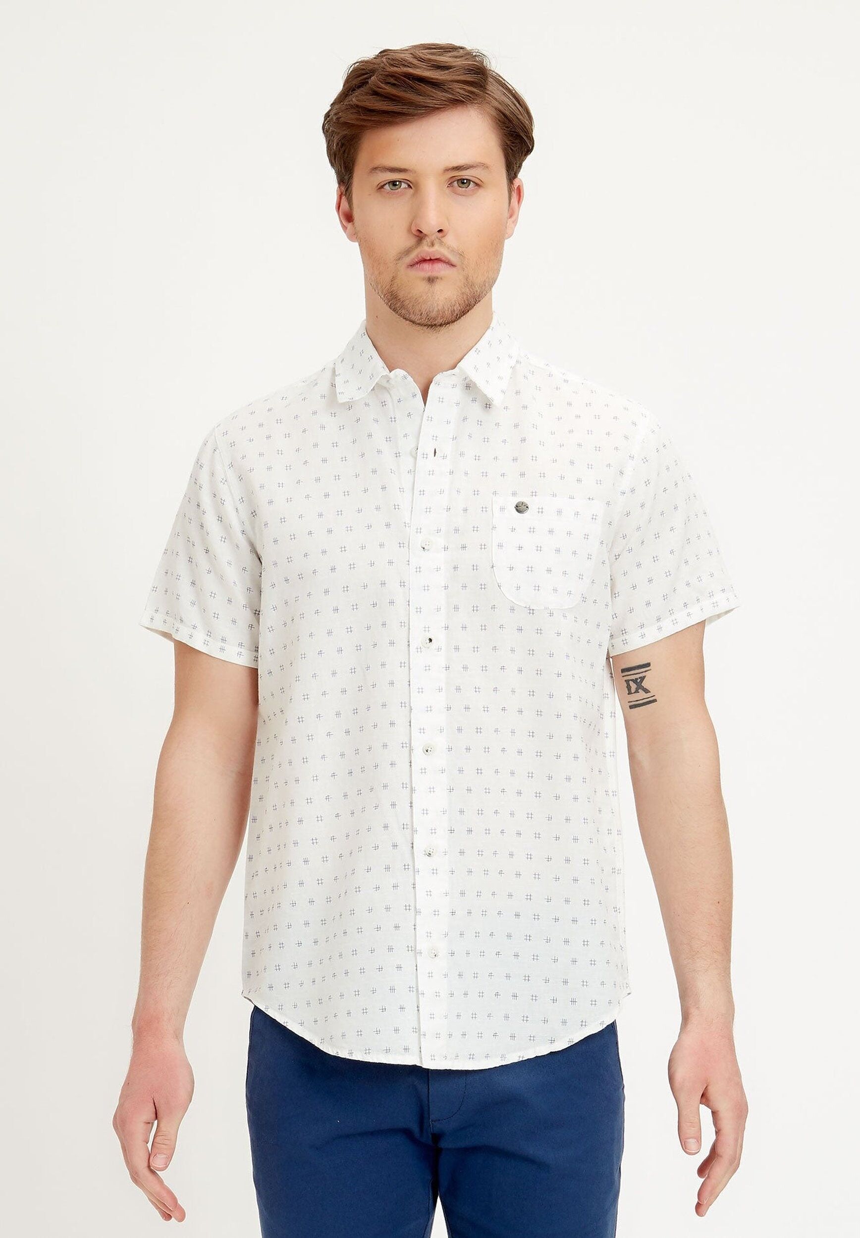 Camicia realizzata in misto lino con stampa all over