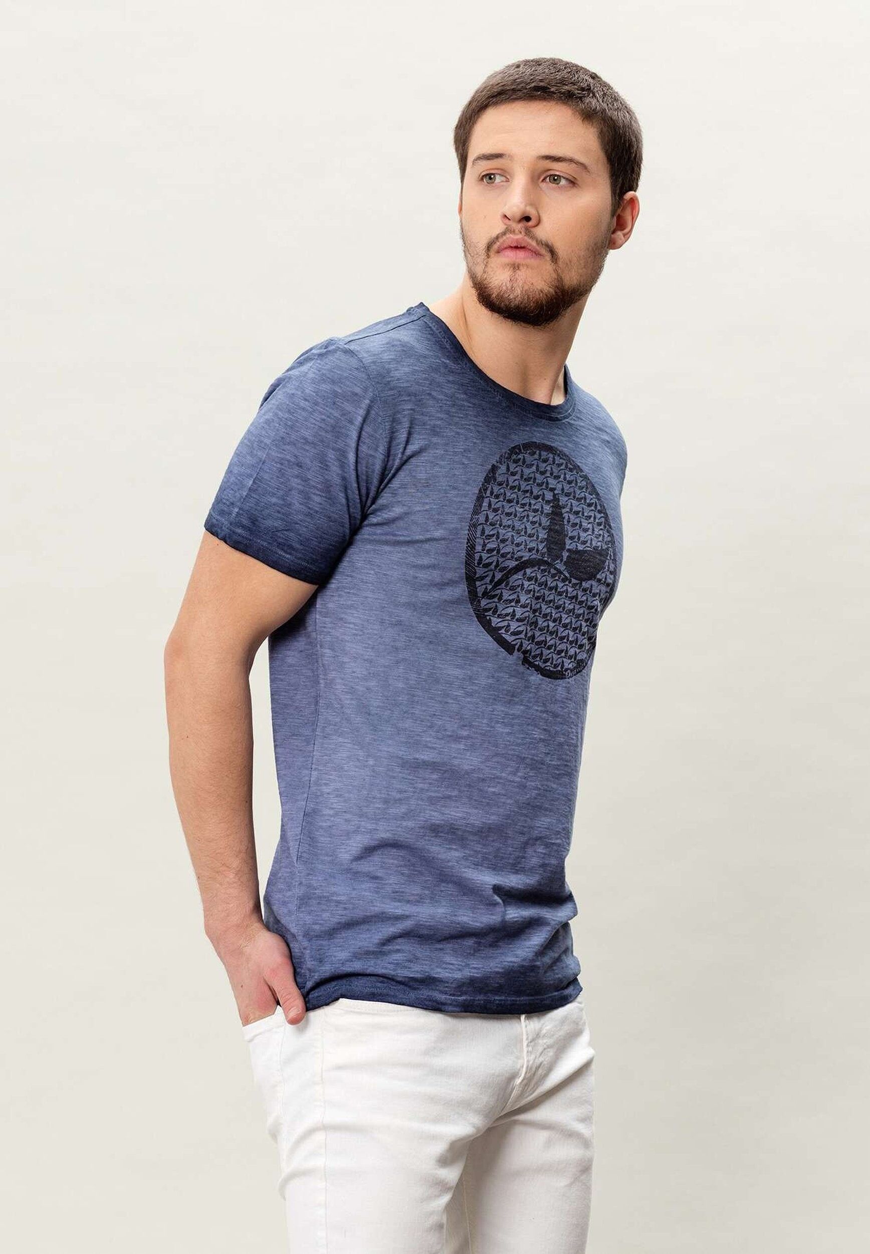 T-shirt tinta in capo realizzata in cotone biologico