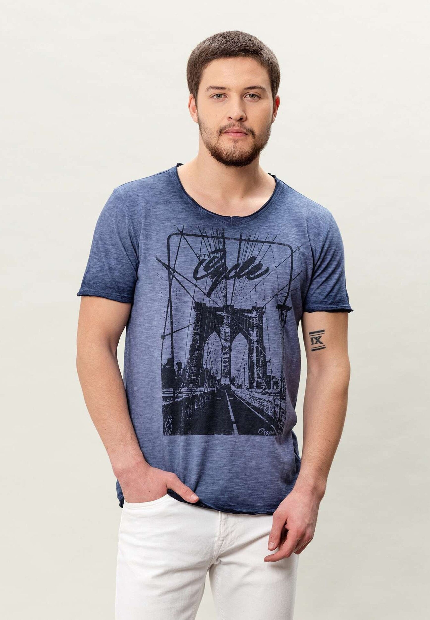 T-shirt tinta in capo realizzata in cotone biologico