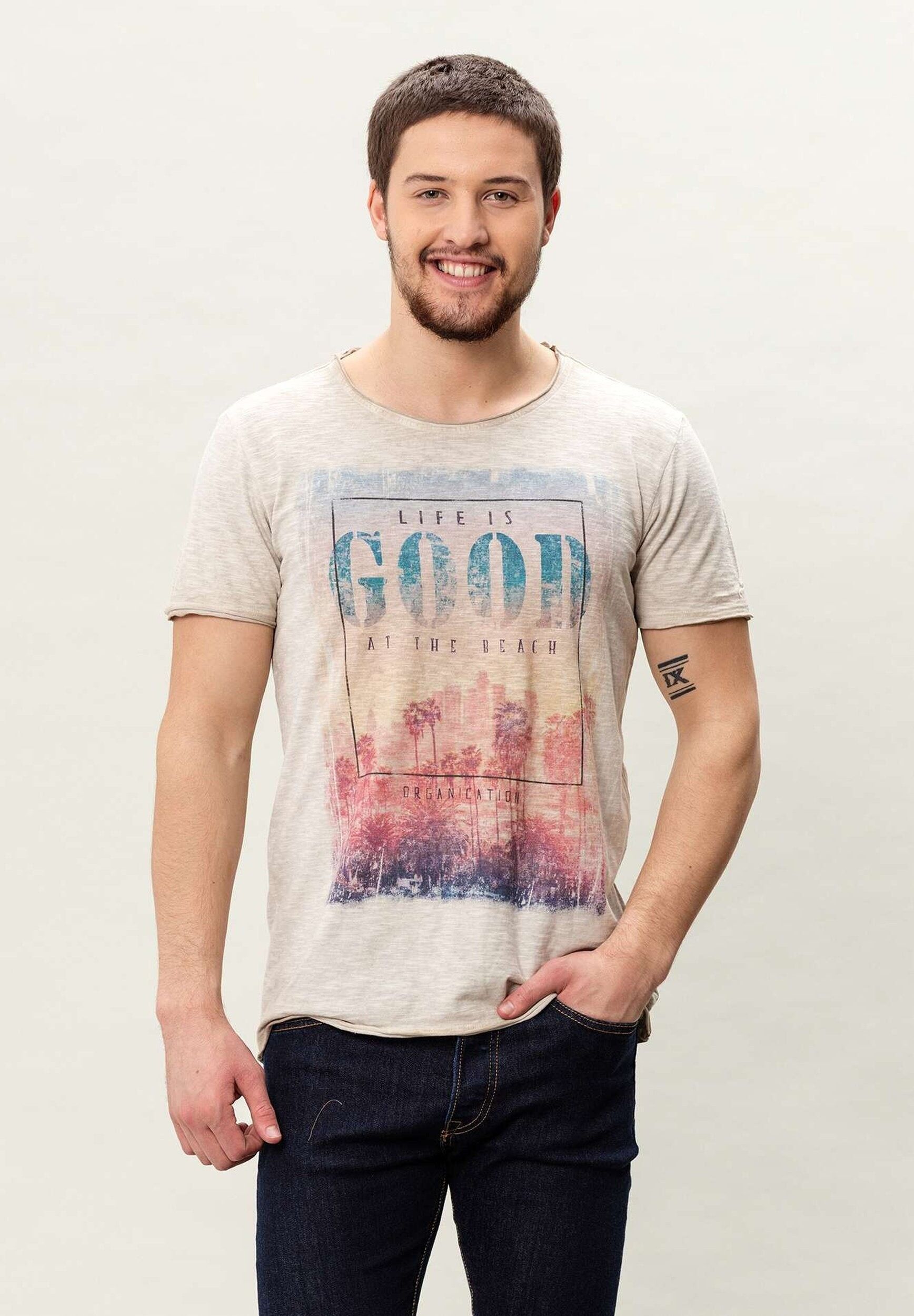 T-shirt tinta in capo realizzata in cotone biologico