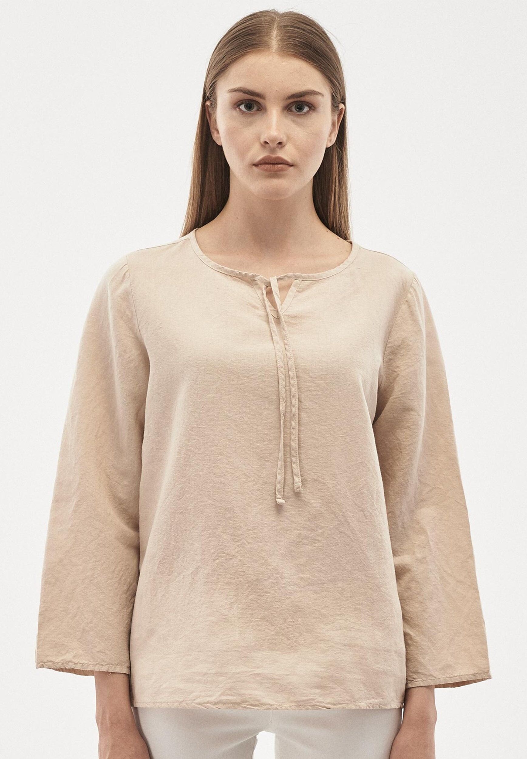 Blusa realizzata in misto lino con maniche a 3/4