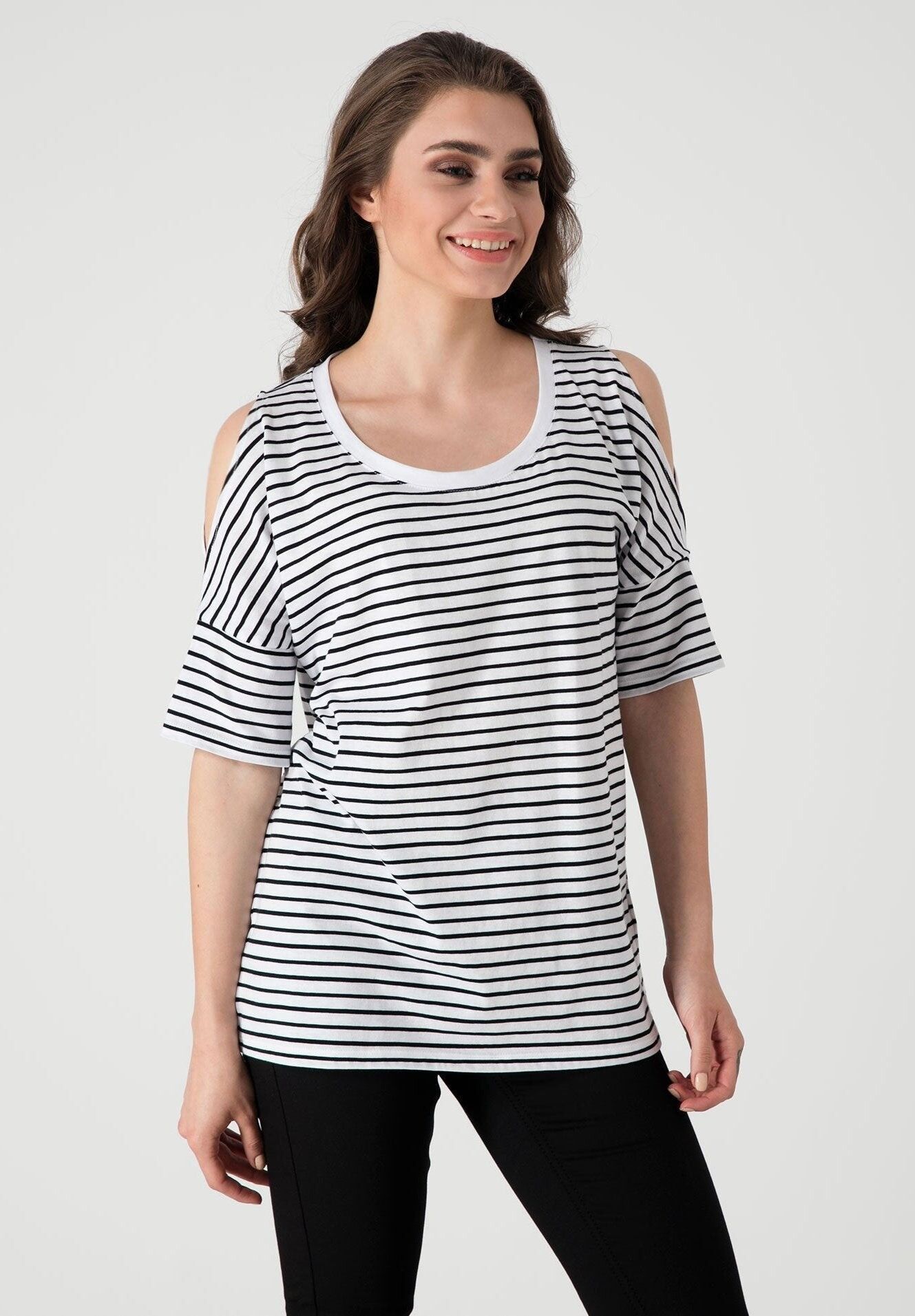 T-shirt in cotone biologico a righe con spalle scoperte