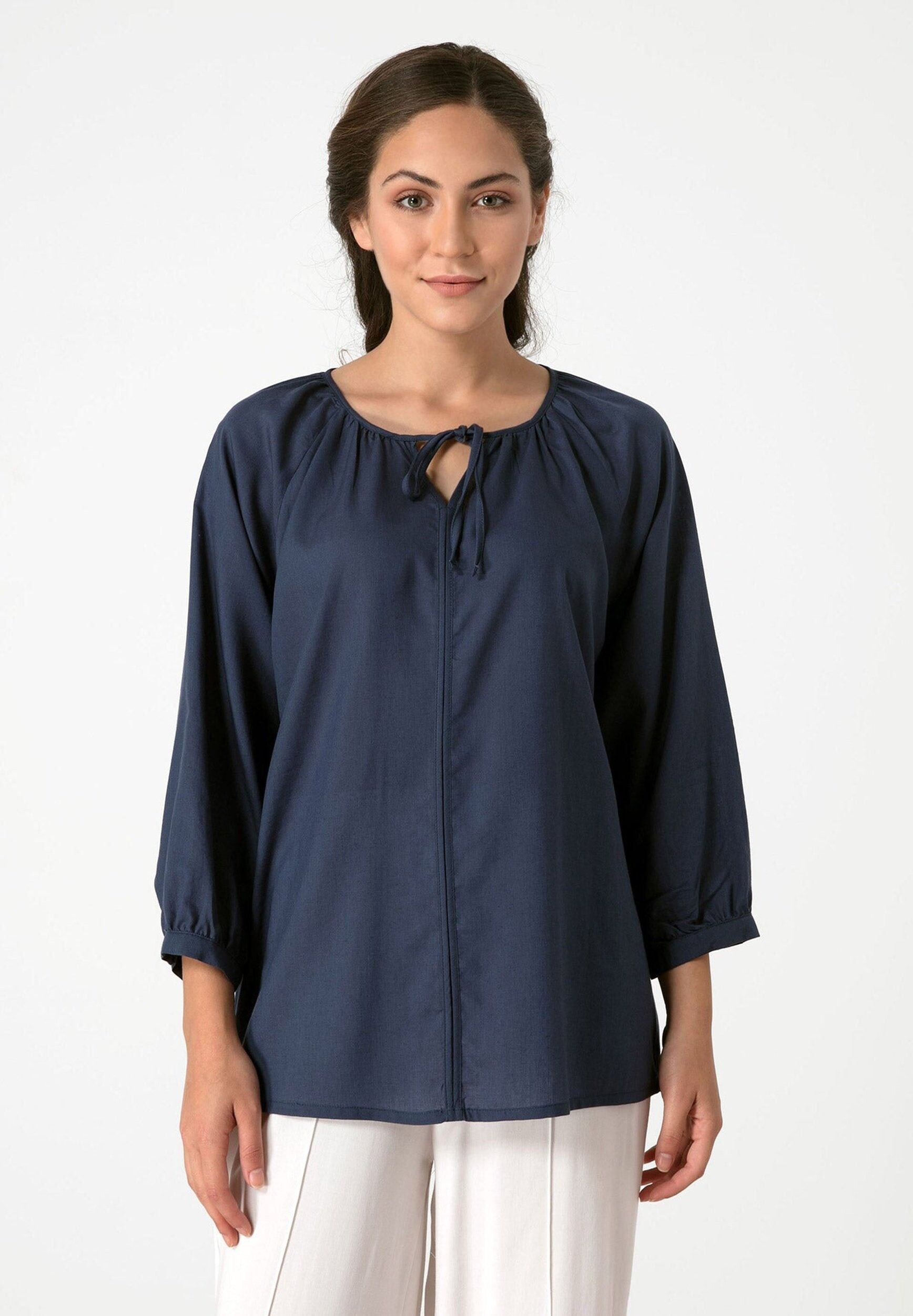 Camicetta realizzata in TENCEL™ Lyocell con laccio sullo scollo