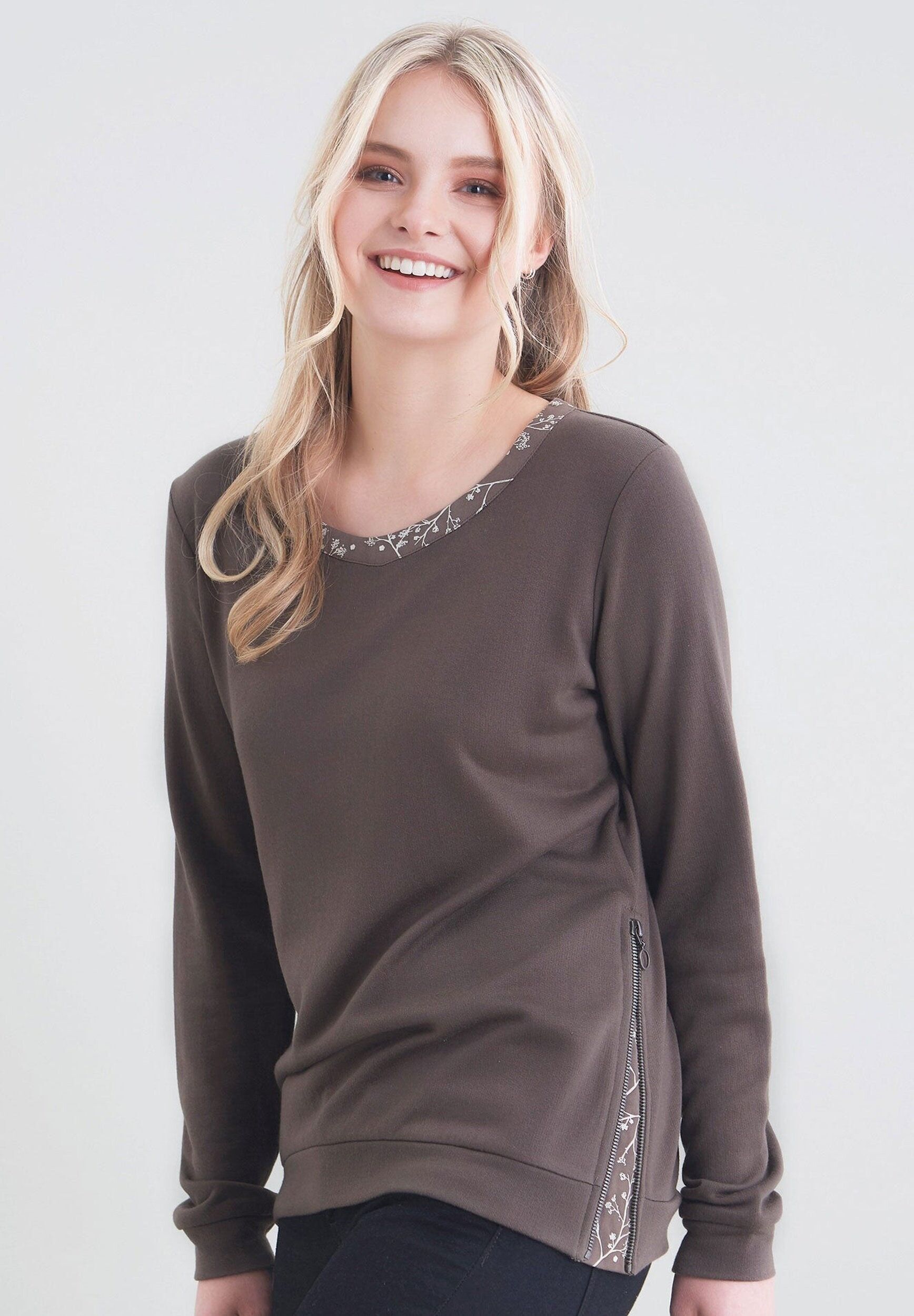 Sweatshirt mit aufwendigen Kontrast-Details an Kragen und Bund aus Bio-Baumwolle