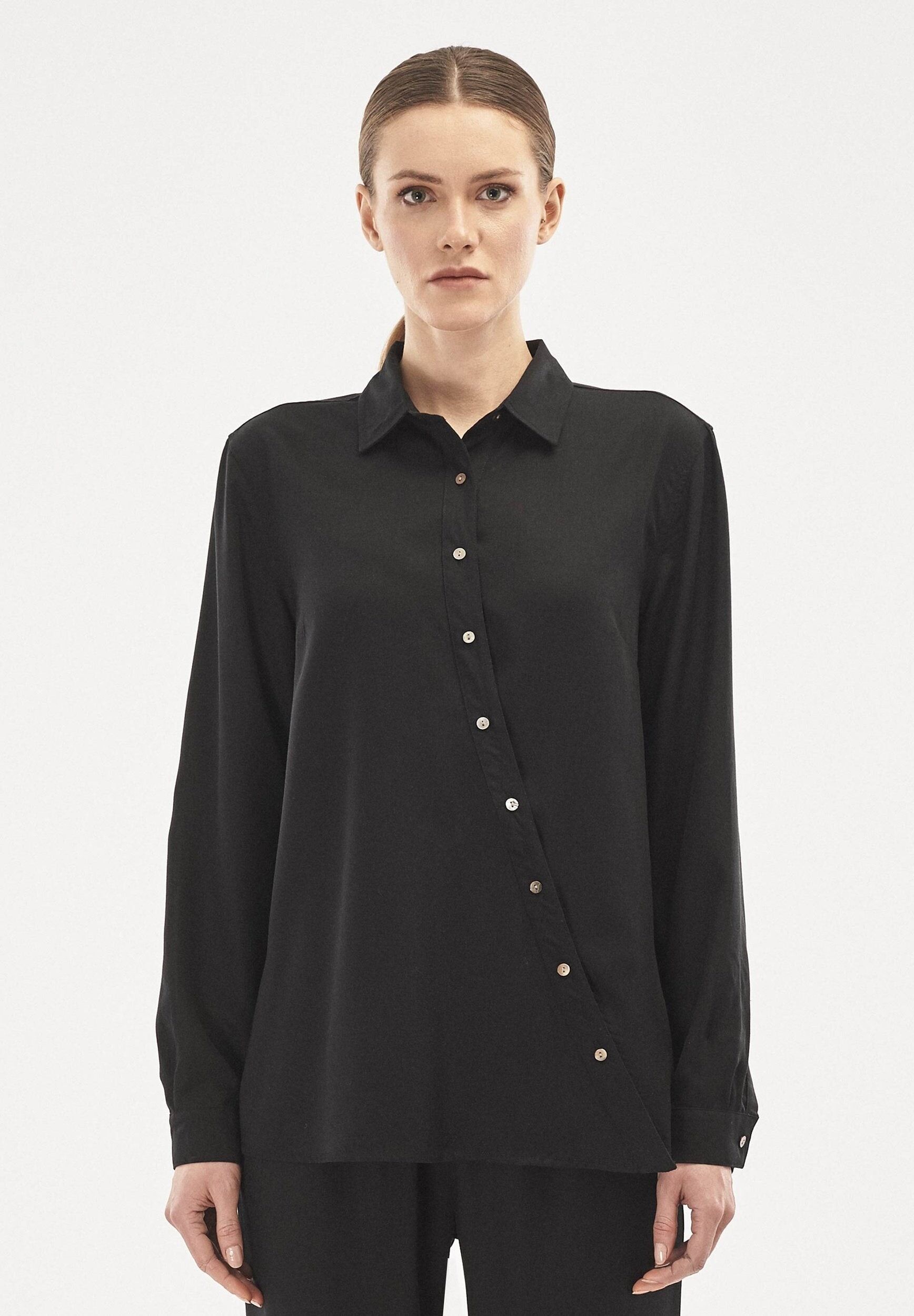Blusa camicia realizzata in TENCEL™ Lyocell con abbottonatura asimmetrica