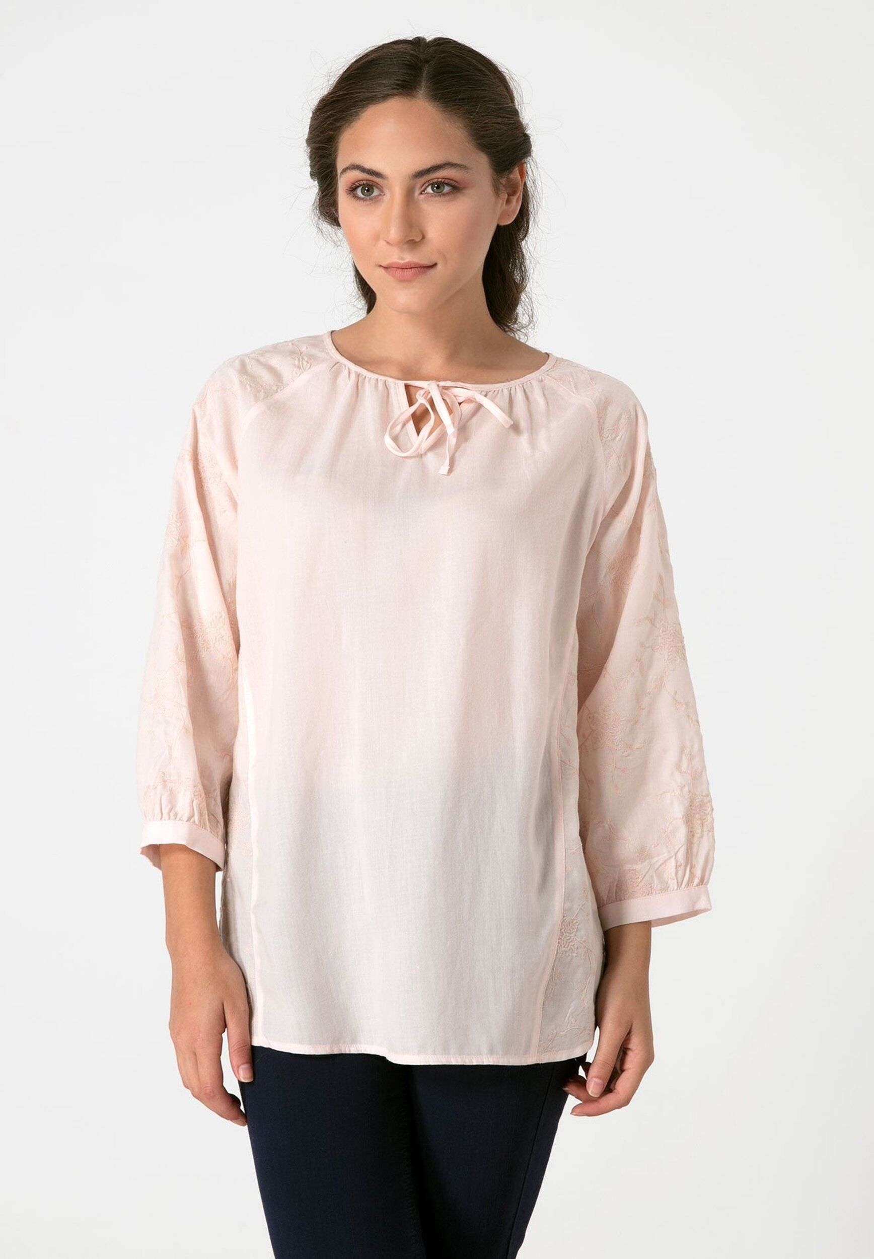 Camicetta realizzata in TENCEL™ Lyocell con laccio sullo scollo