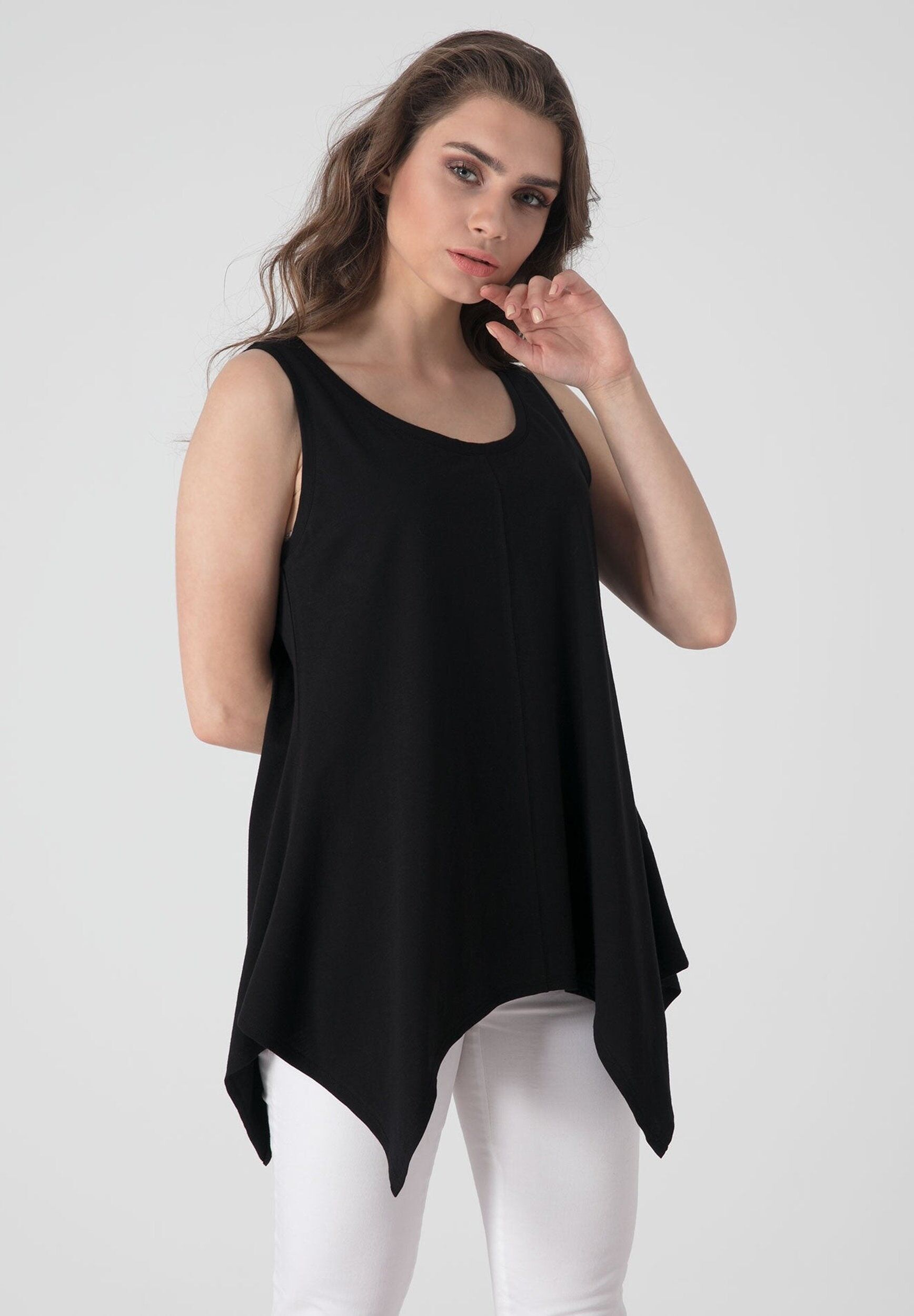 Canotta realizzata in cotone biologico con orlo asimmetrico