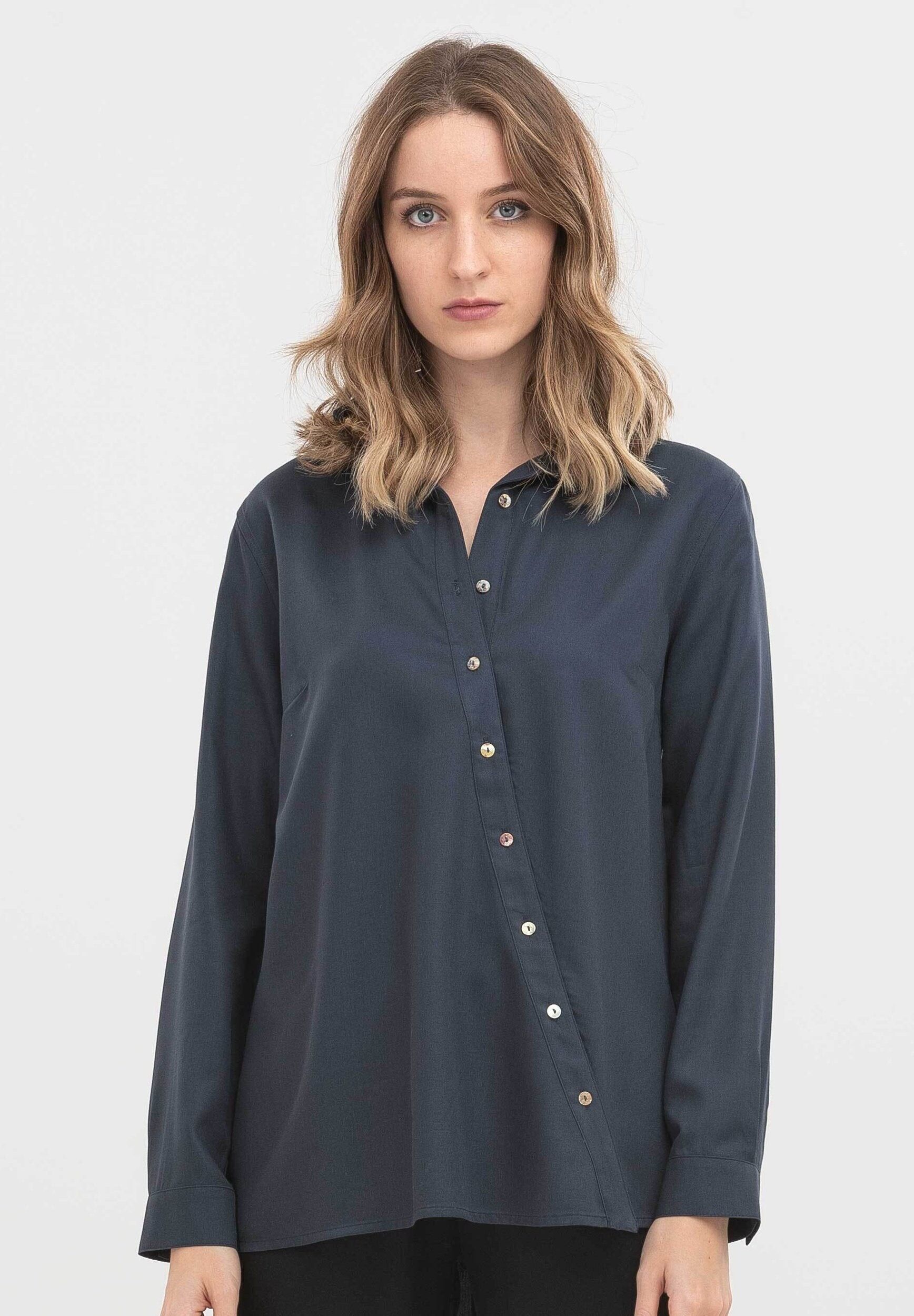 Blusa camicia realizzata in TENCEL™ Lyocell con abbottonatura asimmetrica