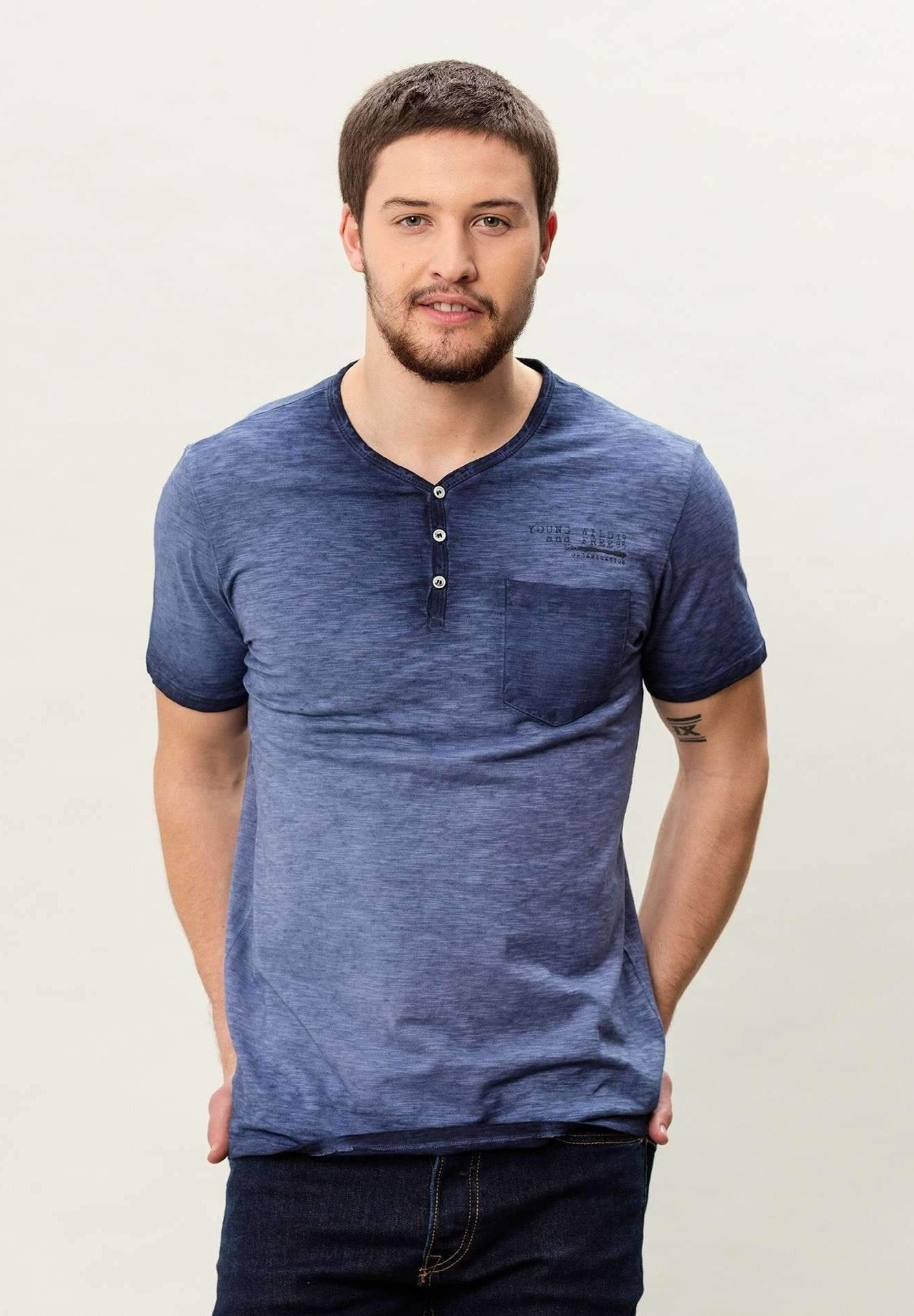 Maglia serafino in cotone biologico con taschino sul petto