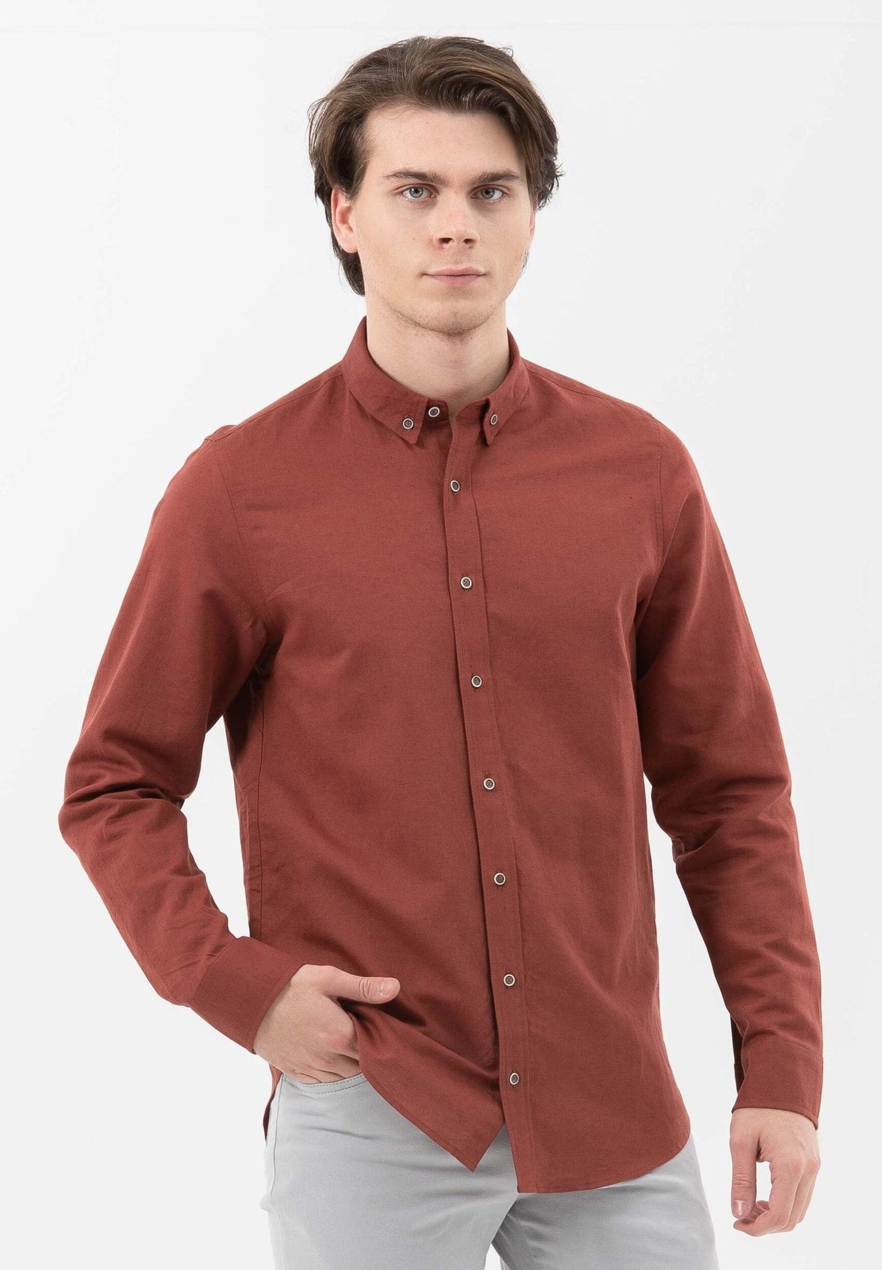 Camicia a maniche lunghe realizzata in lino con cotone biologico