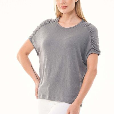 Camiseta confeccionada con REPREVE™ y LENZING™ ECOVERO™