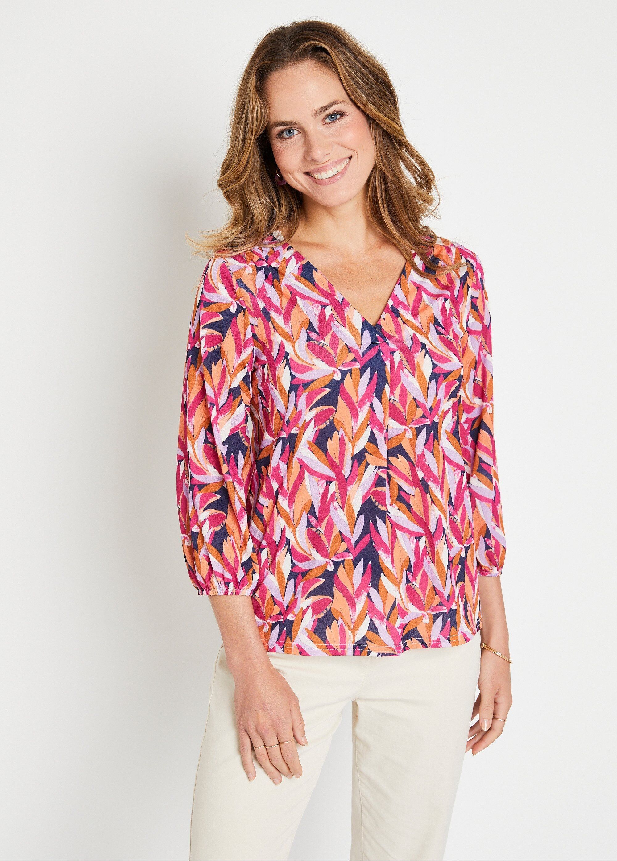 Lockeres, mittellanges T-Shirt mit Blätterdruck am V-Ausschnitt