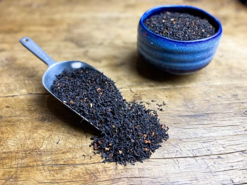 Schwarzer Tee mit braunem Zucker