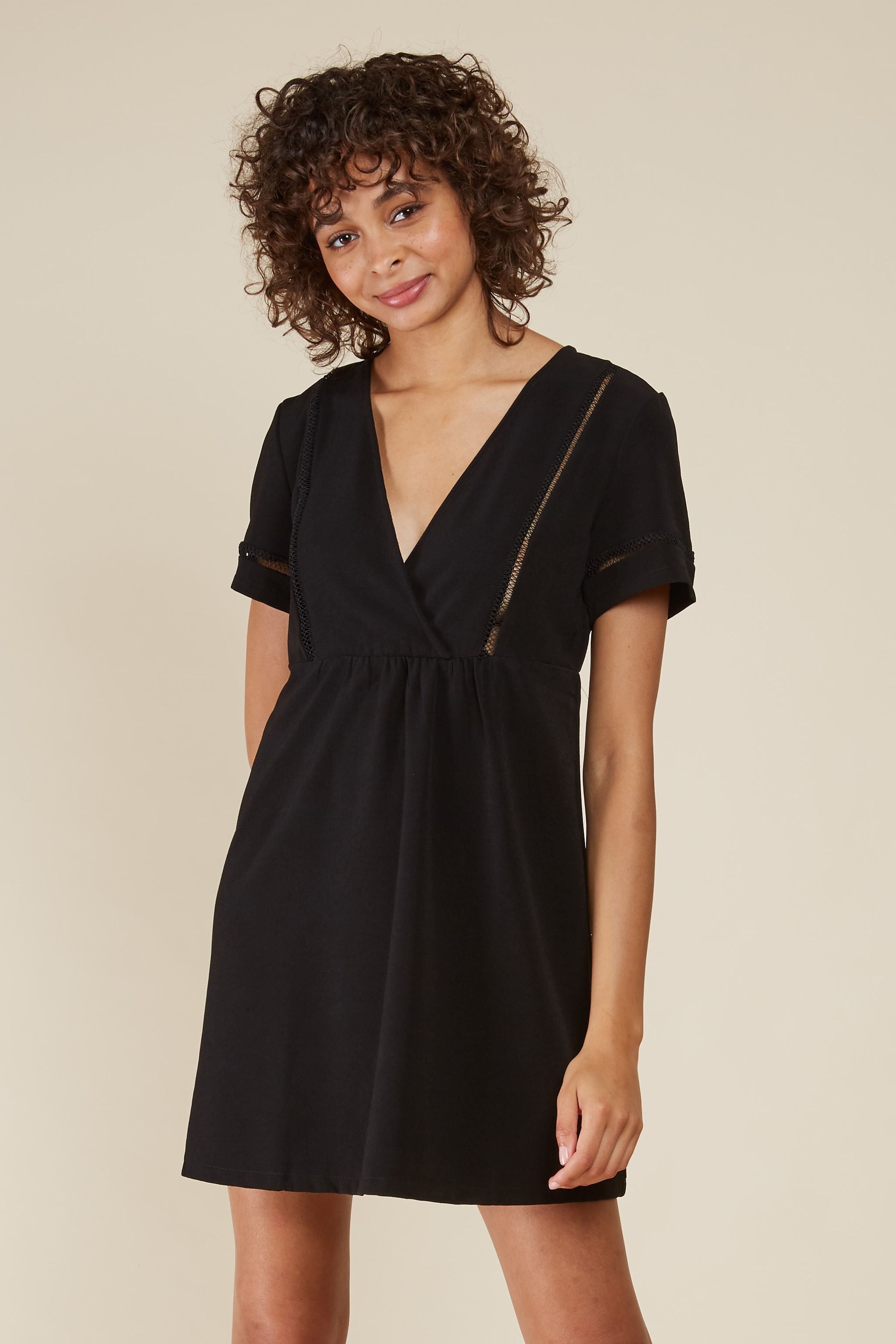 Ellie – Kleid mit Crossover-Ausschnitt und Stickerei