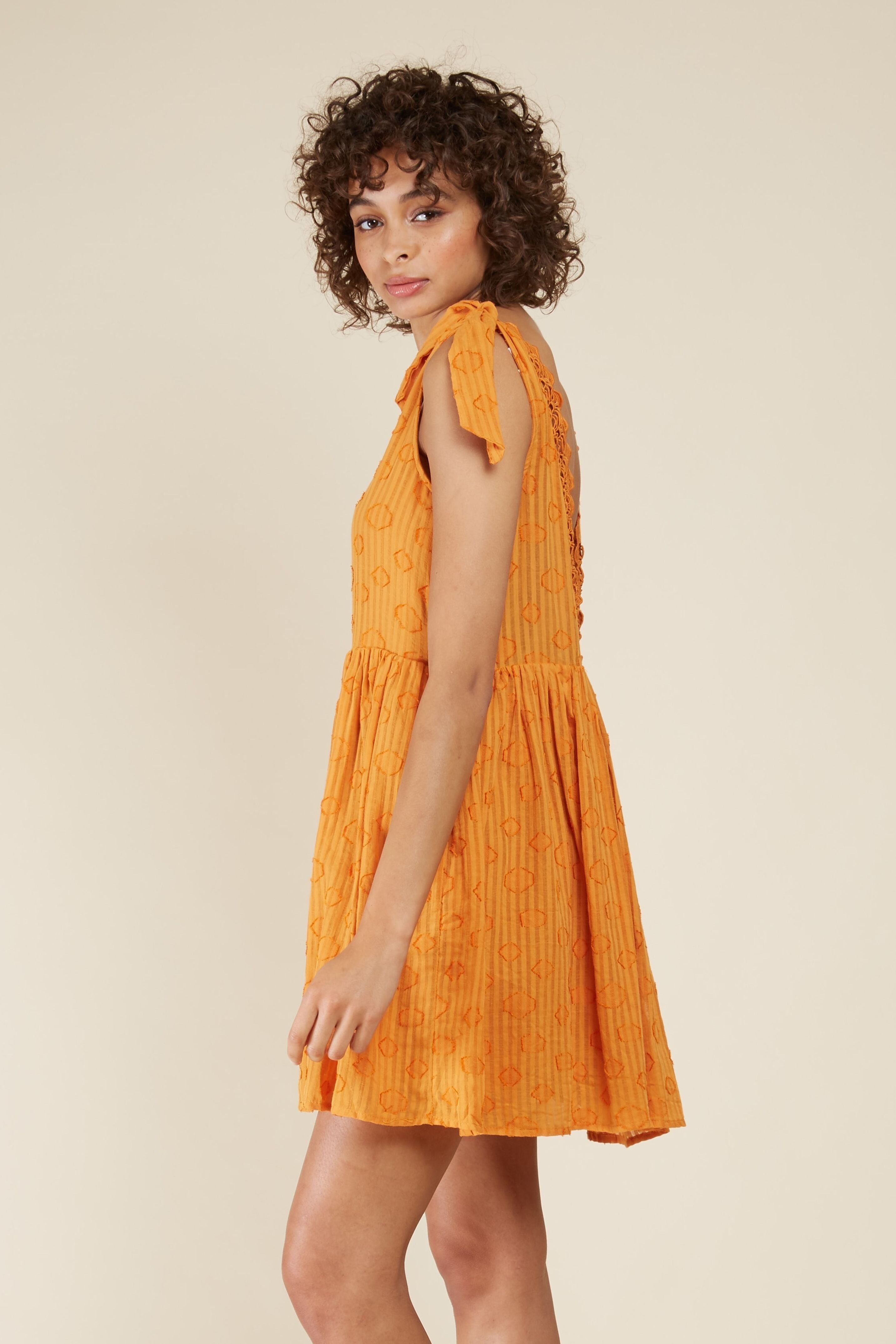 ORPHEE – Kurzes Kleid, rückenfrei und Spitze