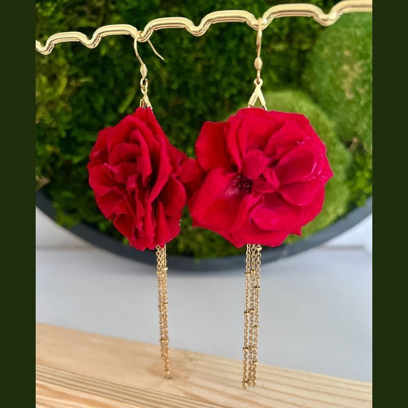 Adèle flower earrings in stainless steel with stabilized wild roses - red color